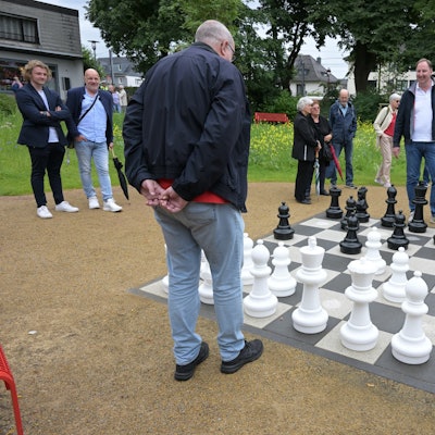 Großer Andrang zur Eröffnung des neuen Parks in Refrath. Auch das Schachfeld war gleich umlagert.