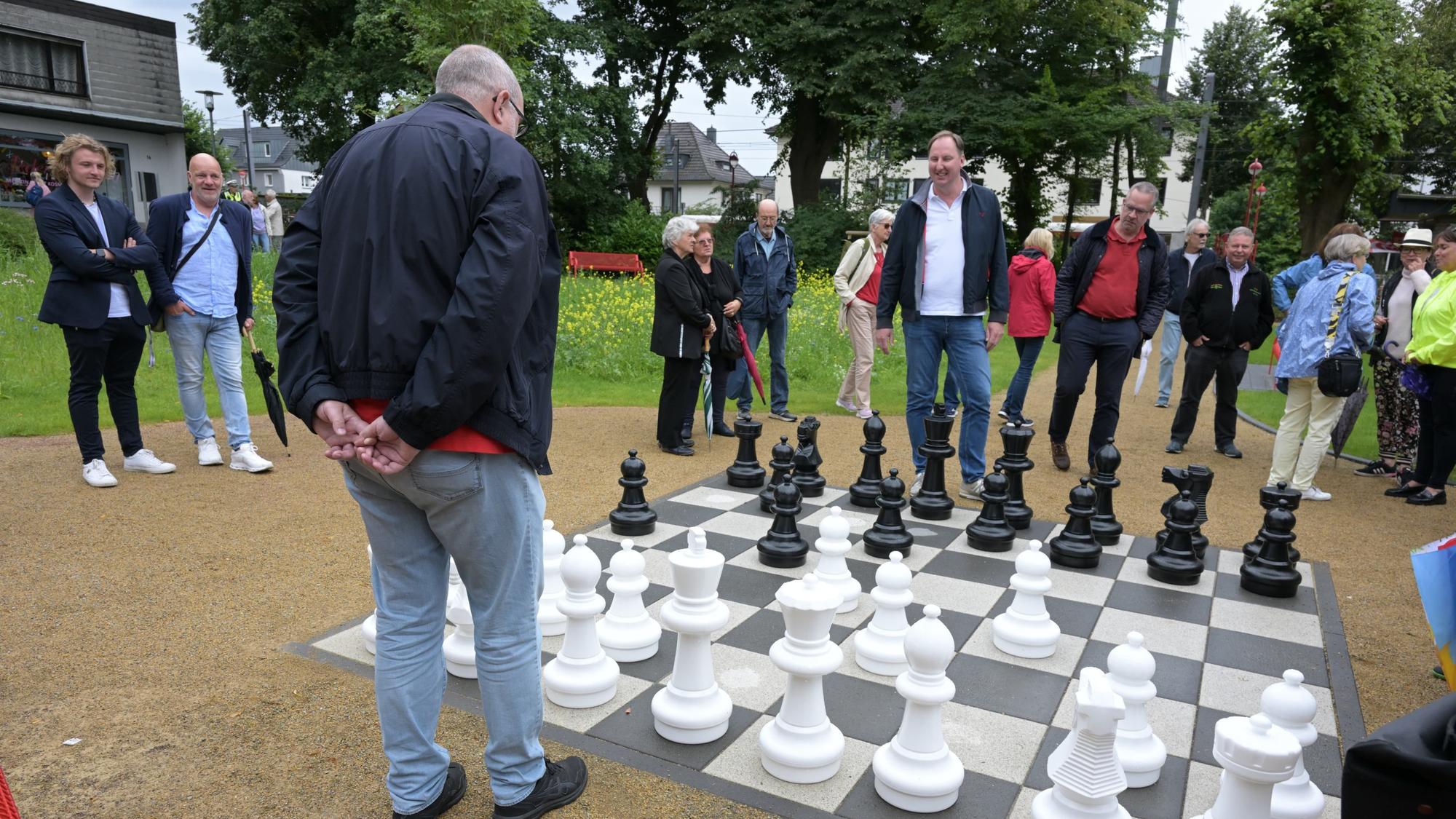 Großer Andrang zur Eröffnung des neuen Parks in Refrath. Auch das Schachfeld war gleich umlagert.