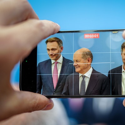 Finanzminister Christian Lindner (FDP), Bundeskanzler Olaf Scholz (SPD) und Wirtschaftsminister Robert Habeck (Grüne) bei der Vorstellung des Haushalts- und Wachstumspakets für das Jahr 2025.