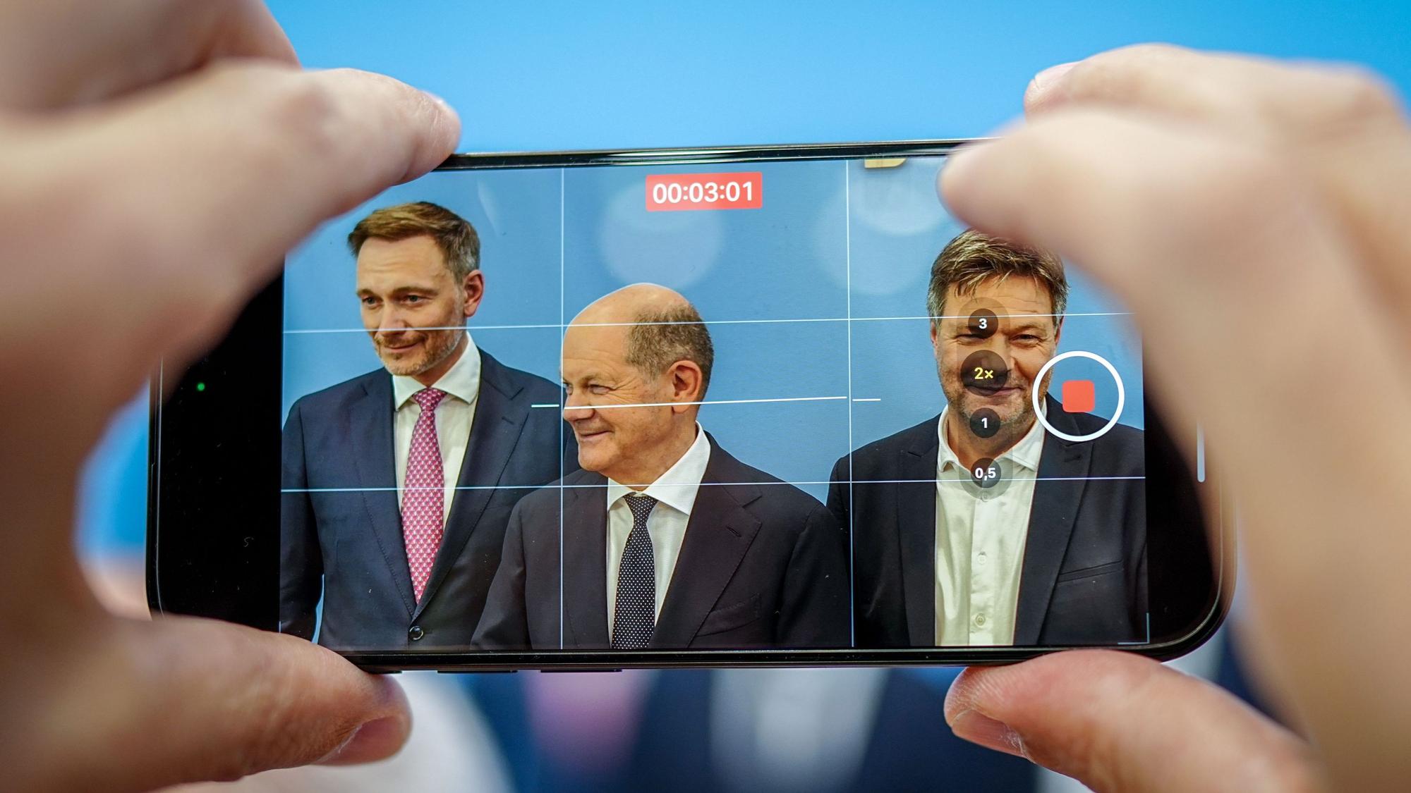 Finanzminister Christian Lindner (FDP), Bundeskanzler Olaf Scholz (SPD) und Wirtschaftsminister Robert Habeck (Grüne) bei der Vorstellung des Haushalts- und Wachstumspakets für das Jahr 2025.