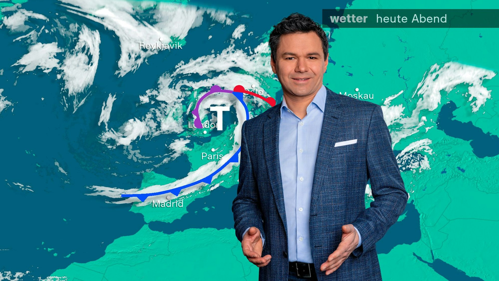 ZDF-Meteorologe Özden Terli steht im Studio während einer Nachrichtensendung und präsentiert die Wettervorhersage.