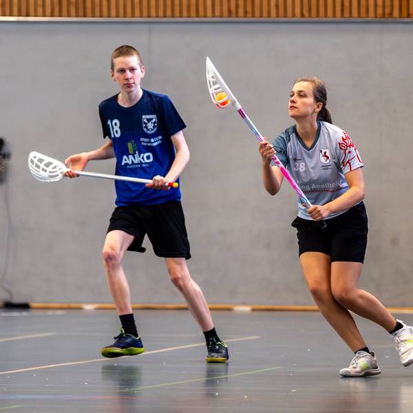 Das Bild zeigt Ina Doderer während eines Intercrosse-Ligaspiels. Sie hat den Ball im Schläger.