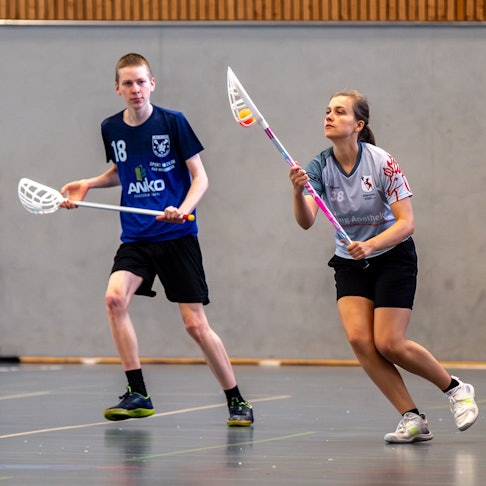 Das Bild zeigt Ina Doderer während eines Intercrosse-Ligaspiels. Sie hat den Ball im Schläger.