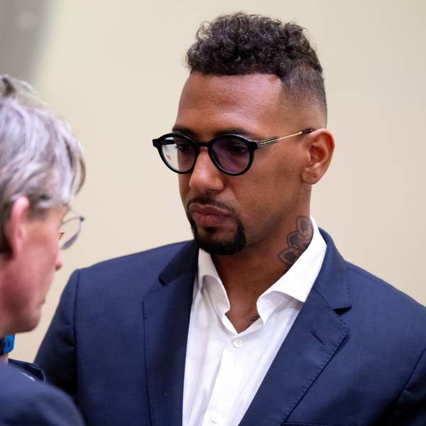 Jerome Boateng (r), Fußball-Profi, steht im Landgericht neben seinem Anwalt Leonard Walischewski im Gerichtssaal. Der ehemalige Fußball-Nationalspieler muss sich wegen des Vorwurfs der Körperverletzung an seiner Ex-Partnerin vor Gericht verantworten.