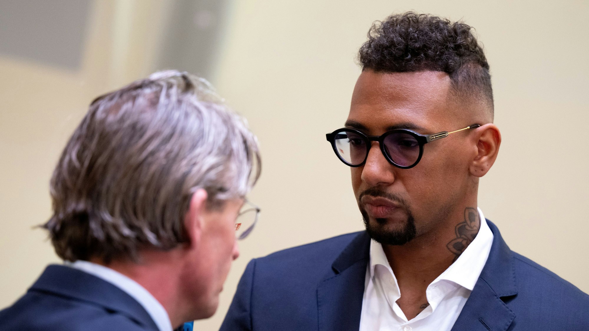 Jerome Boateng (r), Fußball-Profi, steht im Landgericht neben seinem Anwalt Leonard Walischewski im Gerichtssaal. Der ehemalige Fußball-Nationalspieler muss sich wegen des Vorwurfs der Körperverletzung an seiner Ex-Partnerin vor Gericht verantworten.