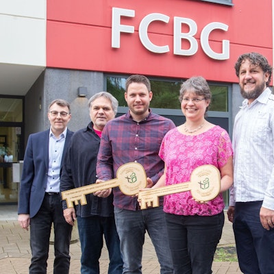Schlüsselübergabe bei der FCBG-Hauptschule (v.l.): Jakob Holzrichter (Schulträger), Ex-Schulleiter Thomas Sieling, Jan-Frederik Lessmann (neuer Schulleiter), Tabea Schäfer (neue stellvertretende Schulleiterin), Ralf Sassenhausen (ehemaliger stellvertretender Schulleiter), Viktor Pritzkau (Schulträger) stehen nebeneinander. Sie halten zwei große Schlüssel in den Händen.