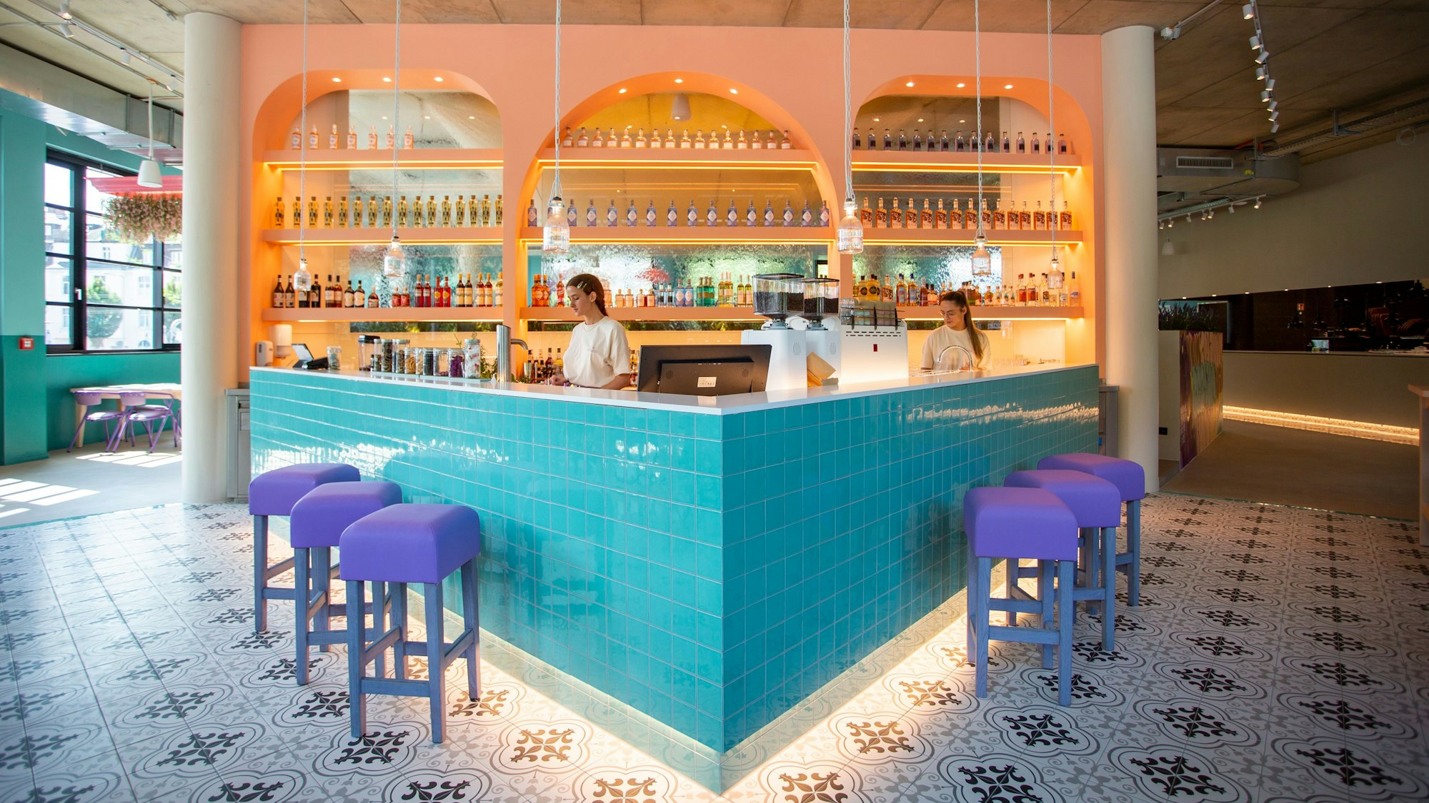 Die Bar mit echtem Wasserfall im Hintergrund.