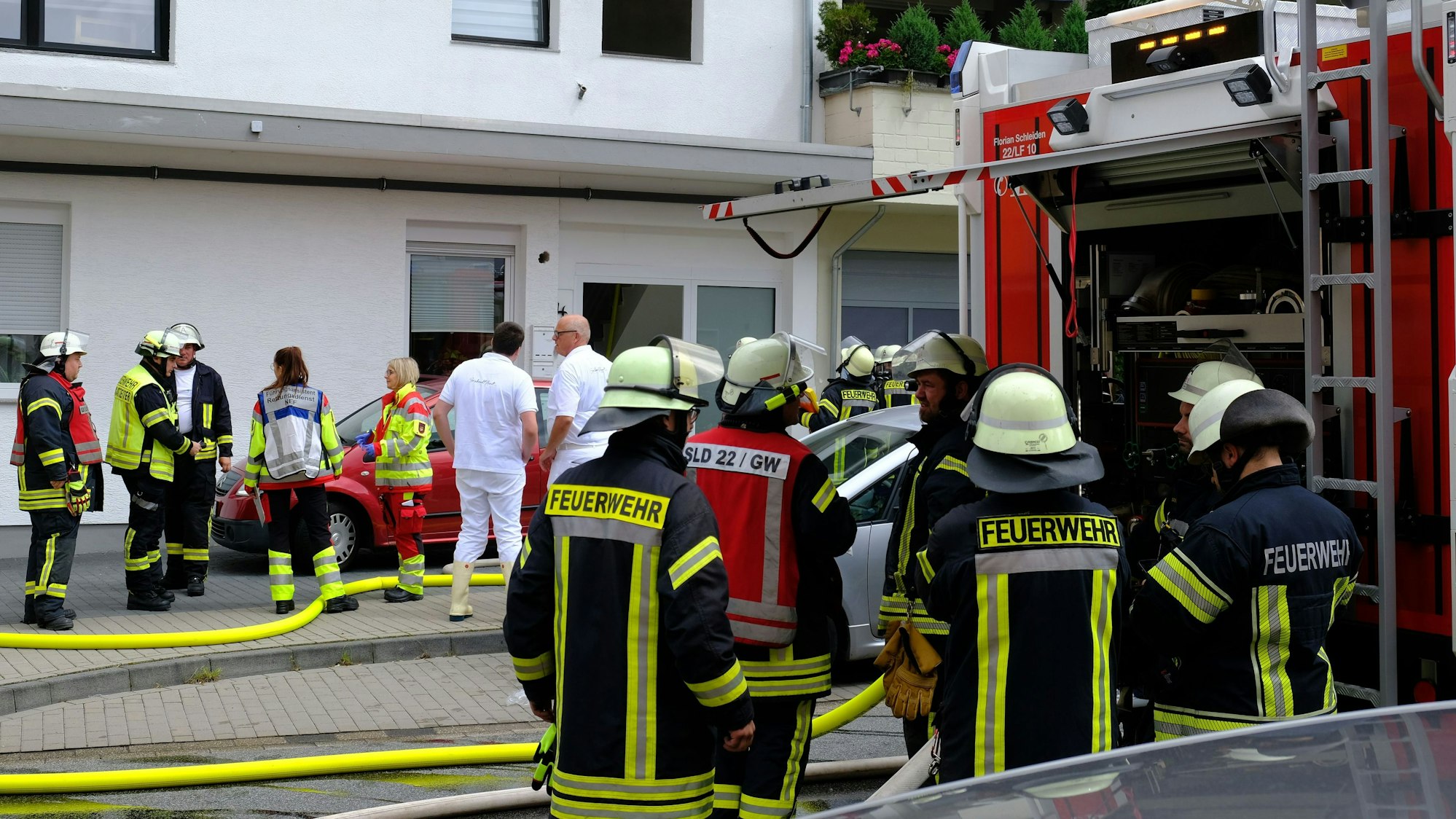 Feuerwehrleute beim Einsatz vor einem Mehrfamilienhaus in Schleiden-Gemünd.