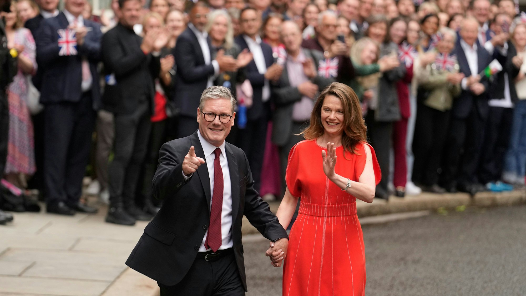 Sir Keir Starmer, neu gewählter Premierminister von Großbritannien, trifft mit seiner Frau Victoria nach dem Sieg der Labour-Partei bei den Parlamentswahlen zum ersten Mal in der Downing Street Nr. 10 ein.