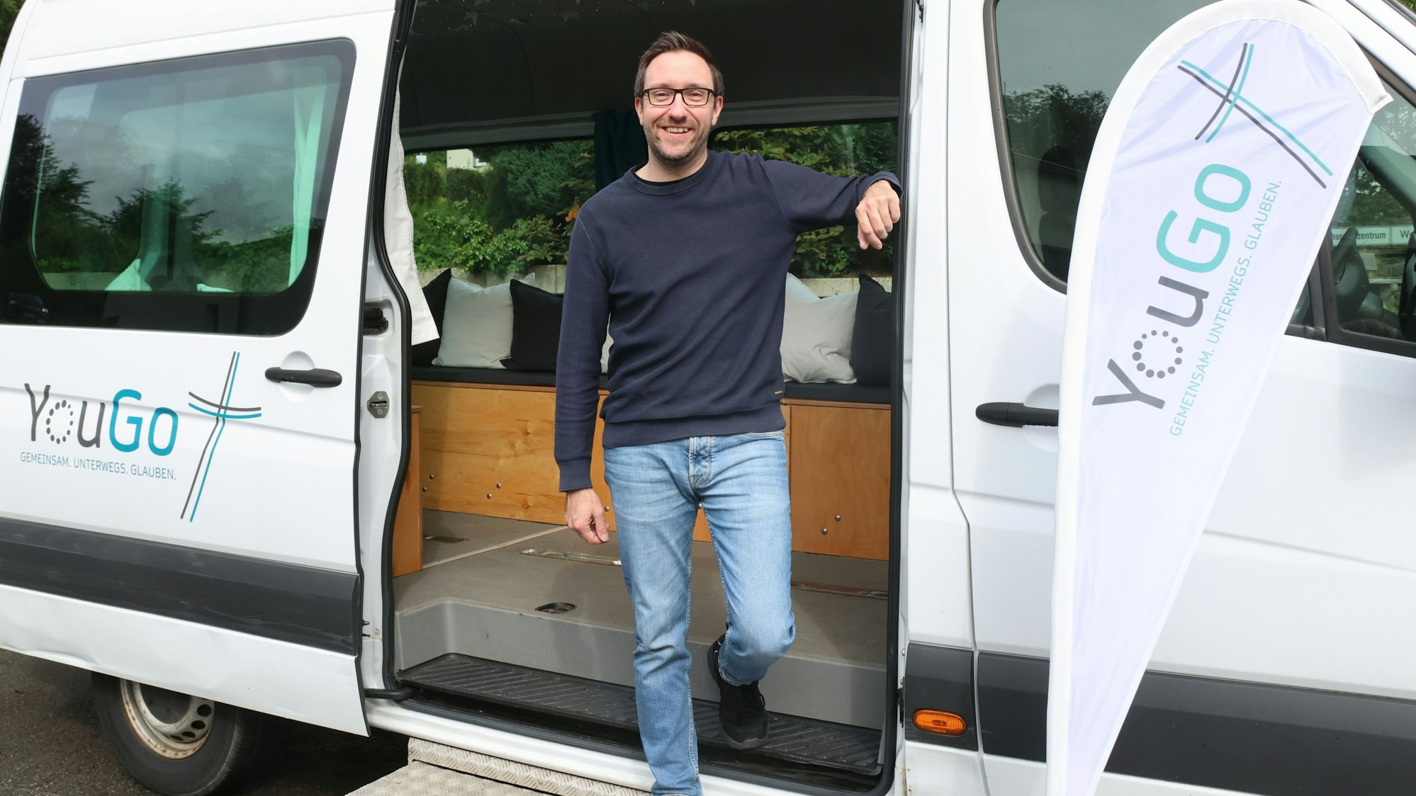Simon Blumberg aus Morsbach, Pastoralreferent im Sendungsraum Oberberg-Süd, am „YouGo“-Mobil, einem Kleinbus der katholischen Kirche.