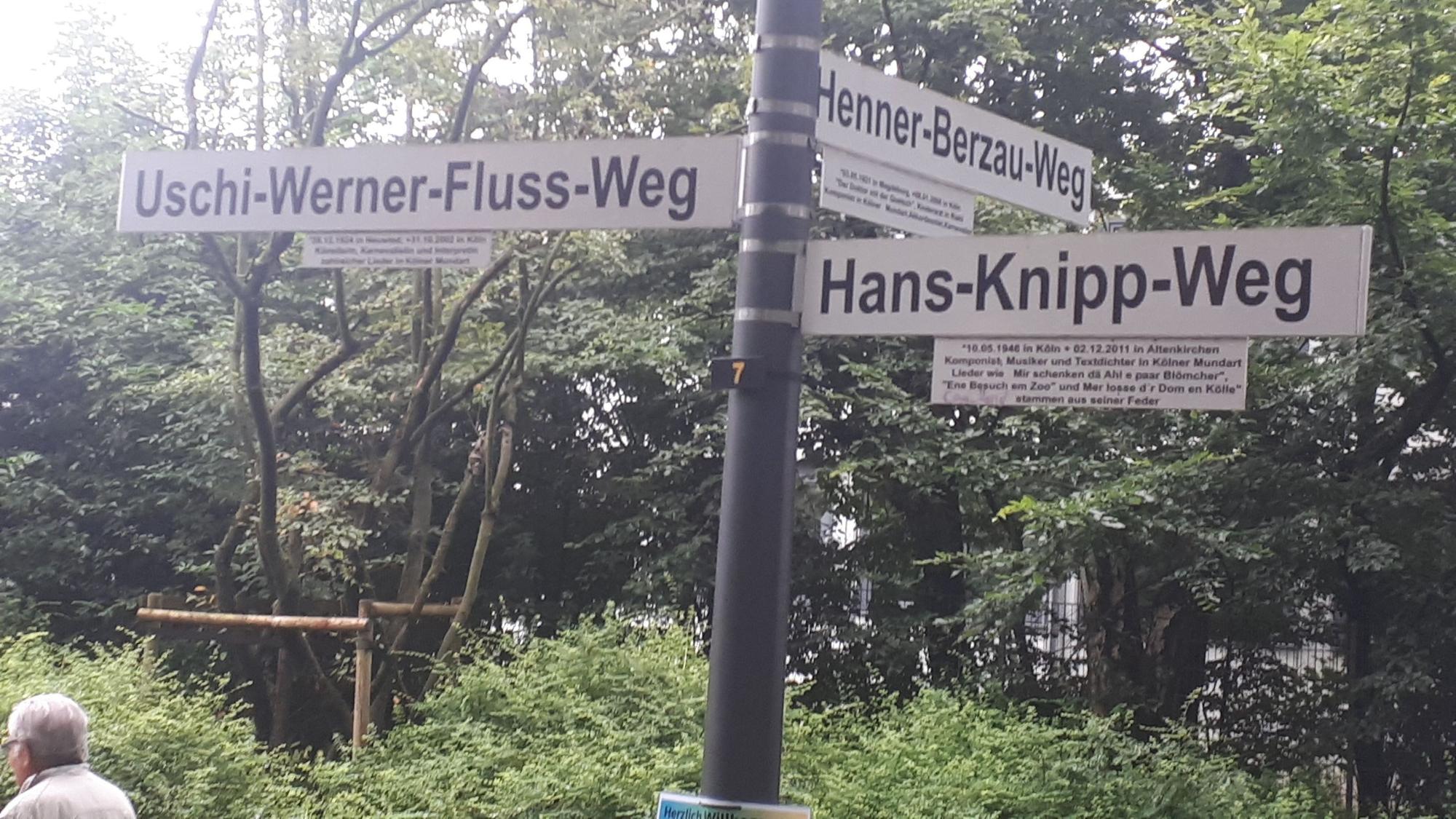 Zur Enthüllung der Schilder für Henner-Berzau-Weg, Uschi-Werner-Fluss-Weg und Hans-Knipp-Weg spielten das „Sakkokolonia“-Duo und „De Knippschaff“ im Park. Auch Ingrid Berzau, Tochter des Musikers, war zu Gast.