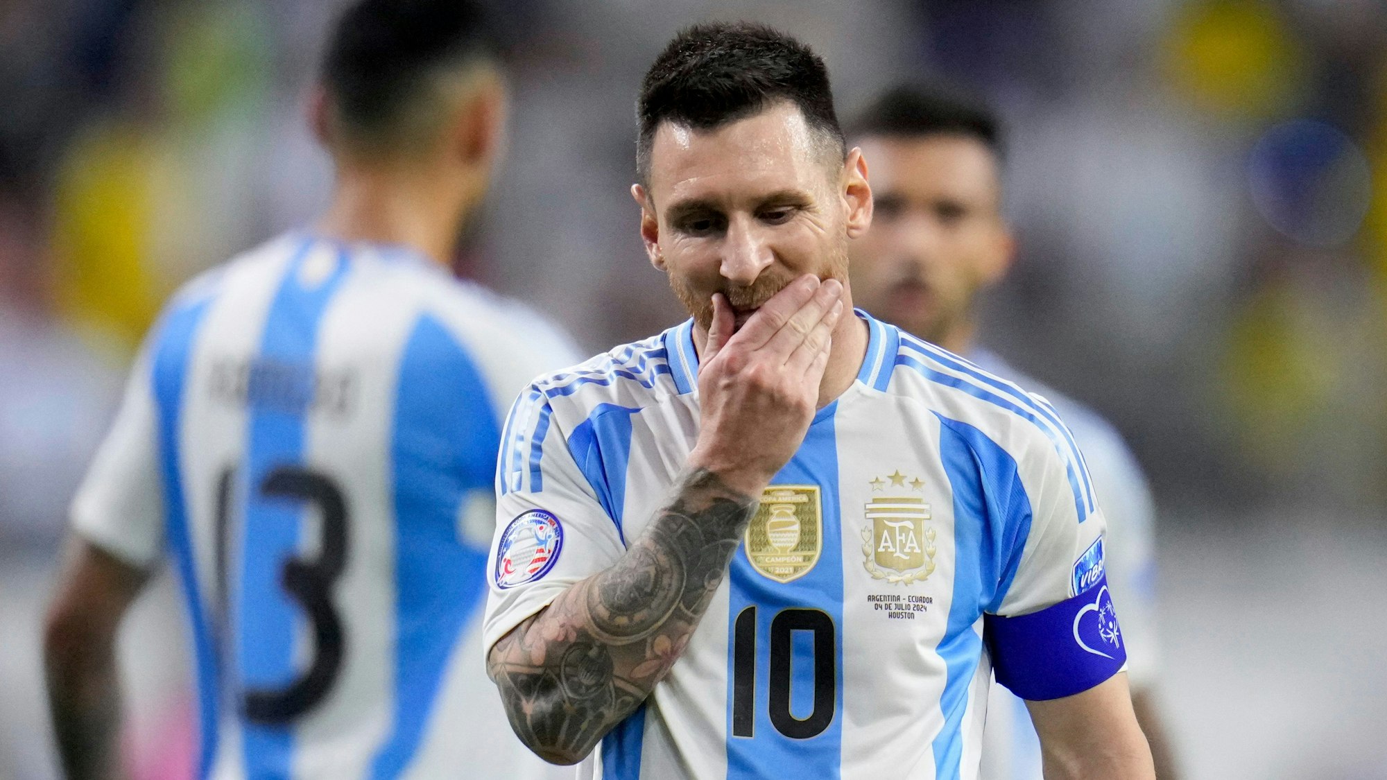 Argentiniens Lionel Messi gestikuliert während des Viertelfinalspiels der Copa America gegen Ecuador.