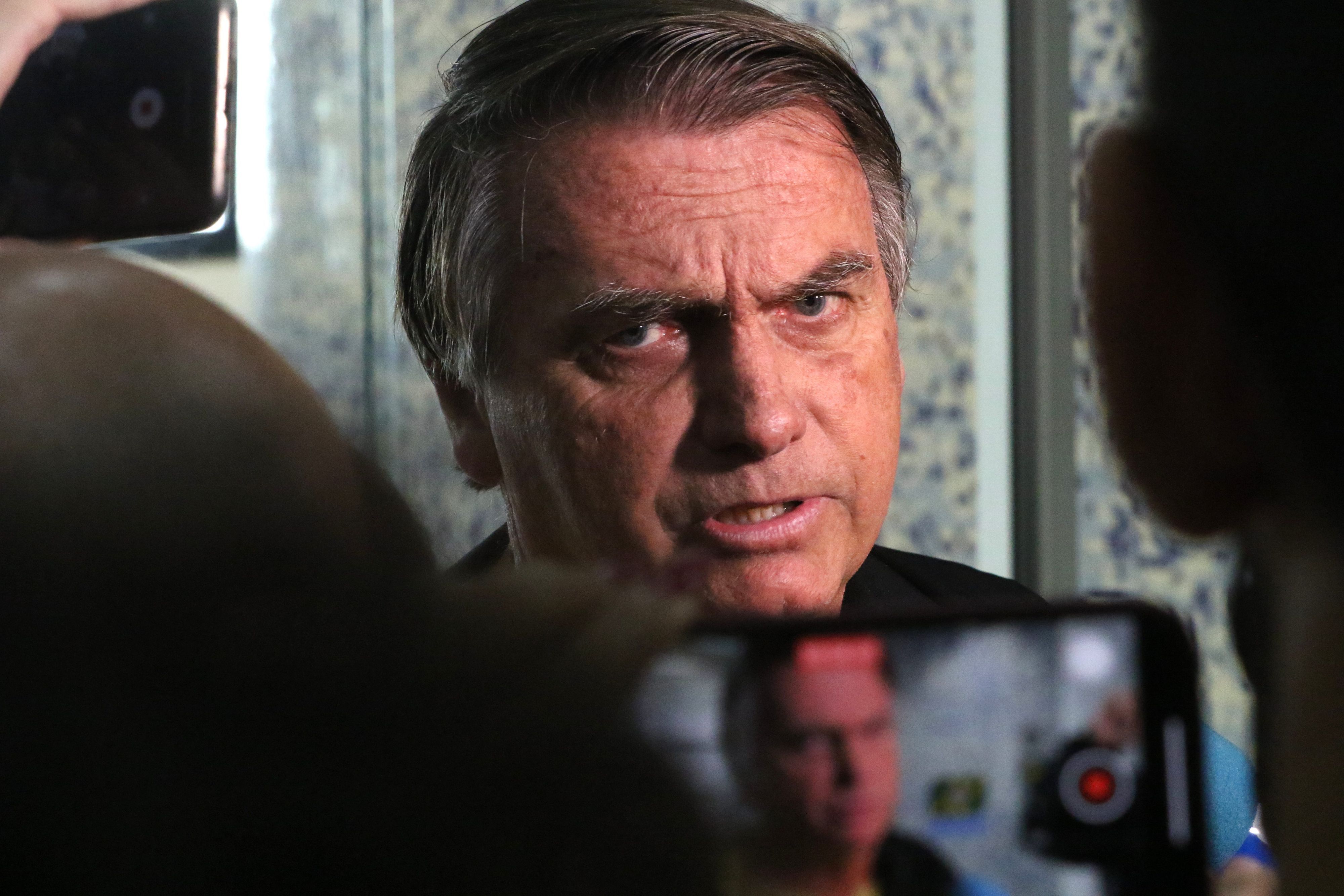 Jair Bolsonaro, ehemaliger Präsident Brasiliens, spricht zu Journalisten.