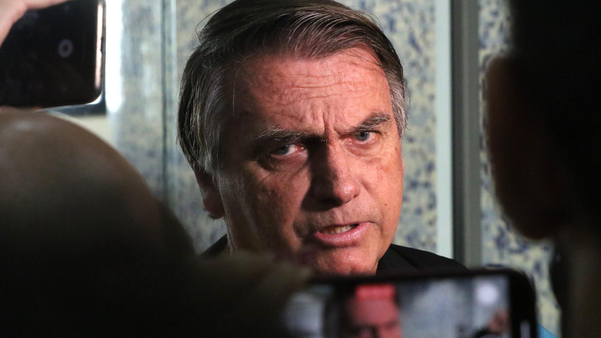 Jair Bolsonaro, ehemaliger Präsident Brasiliens, spricht zu Journalisten.