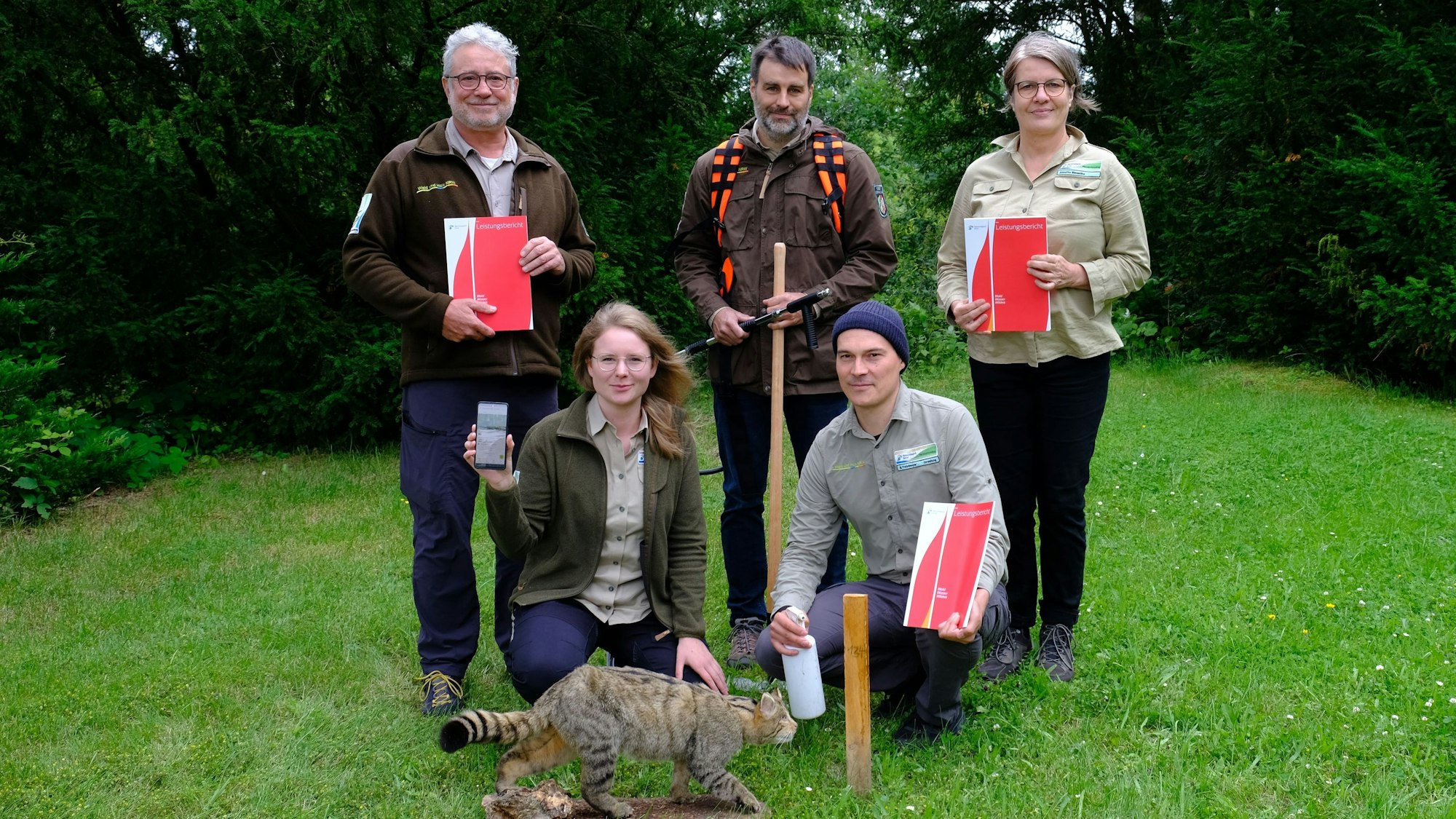 Gruppenfoto der Verwaltung mit Michael Lammertz, Jasmin Daus, Florian Krumpen, Sönke Twietmeyer und Annette Simantke und einem Wildkatzen-Präparat.