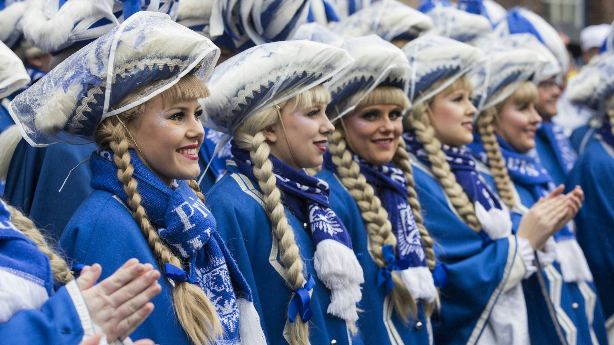 Tanzmariechen mit Regenhauben.
