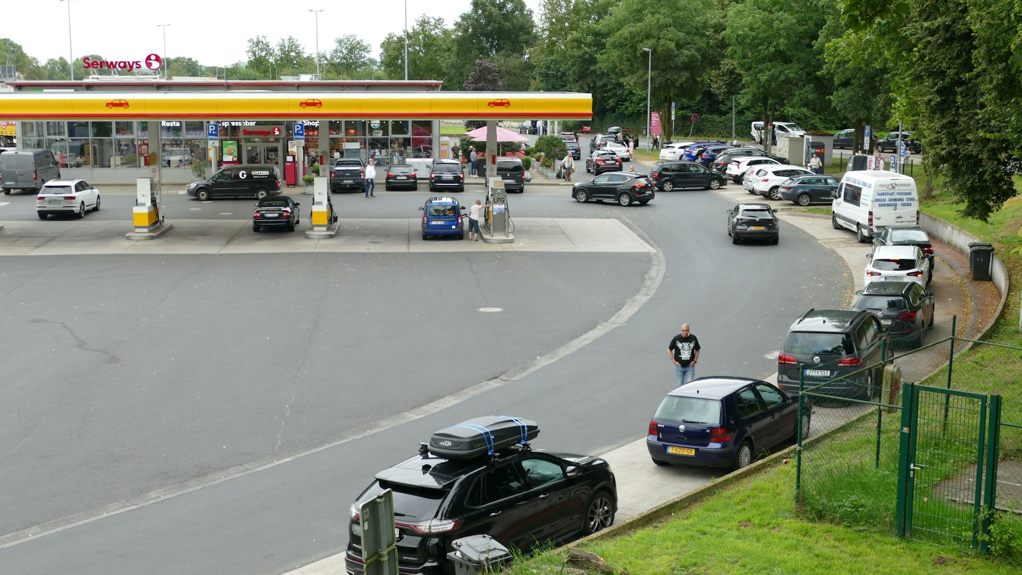 Volle Parkbuchten auf der Raststätte.