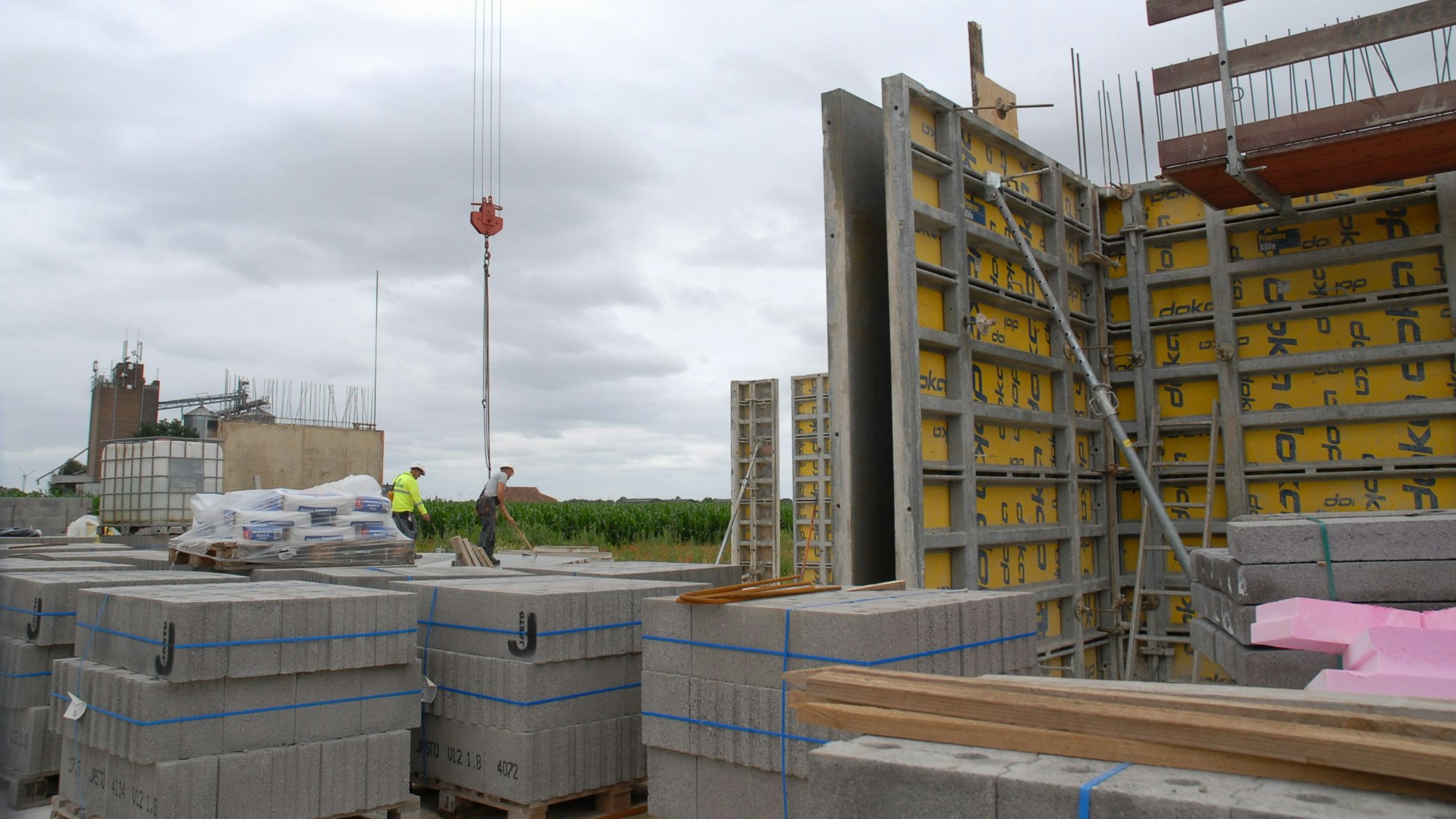 Zu sehen ist eine Baustelle, auf der ein Kita-Gebäude entsteht.