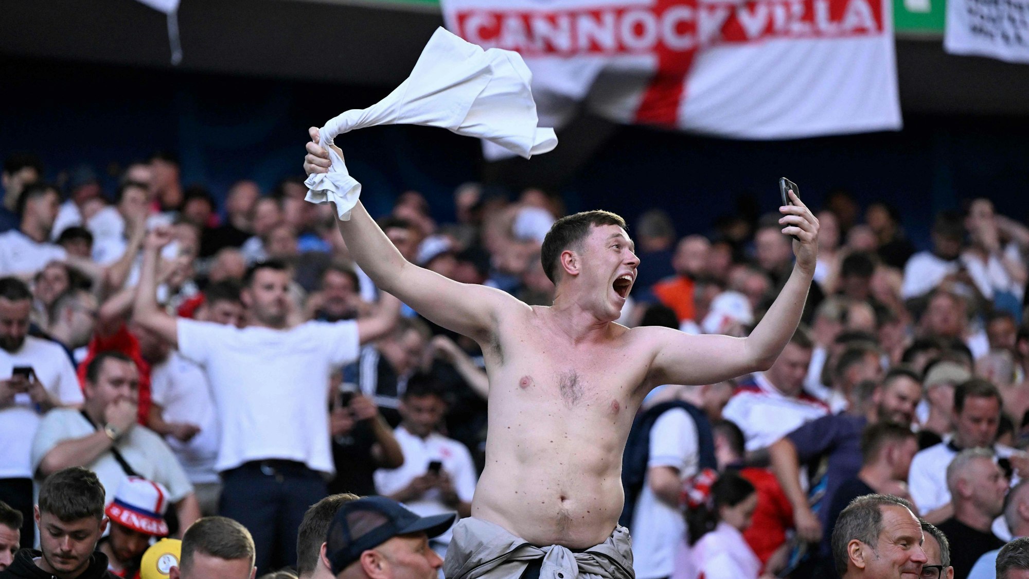 Endlich etwas zu feiern: Die englischen Fans freuen sich in Düsseldorf über den Einzug ihrer Mannschaft ins EM-Halbfinale.