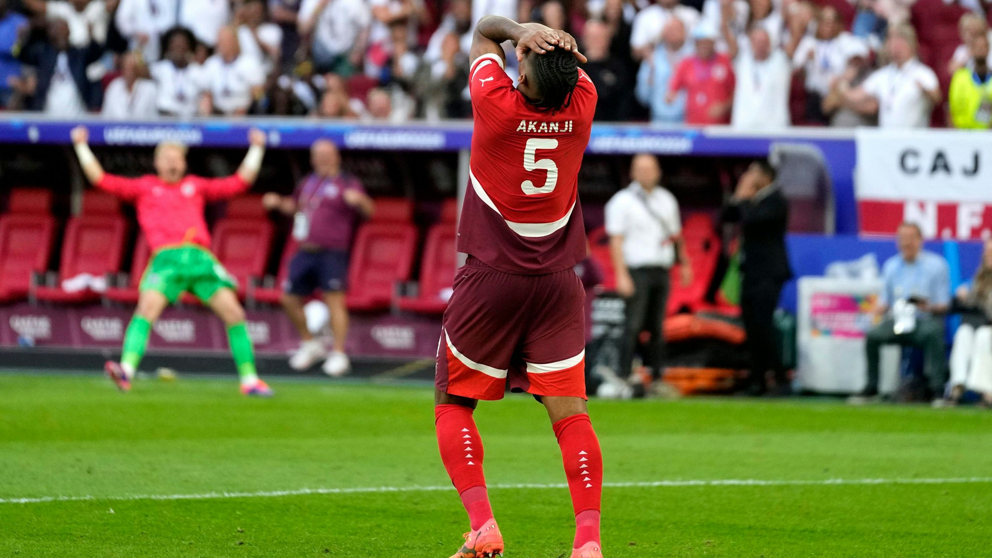 Der Pechvogel kann es nicht fassen: Der Schweizer Manuel Akanji nach seinem verschossenen Elfmeter im EM-Vietelfinale gegen England.