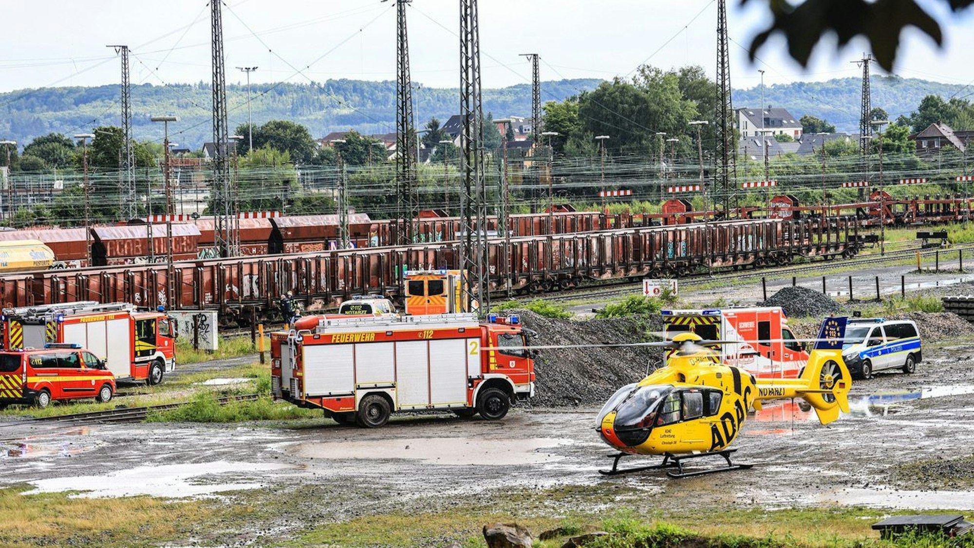 Ein Rettungshubschrauber steht neben dem Güterbahnhof.