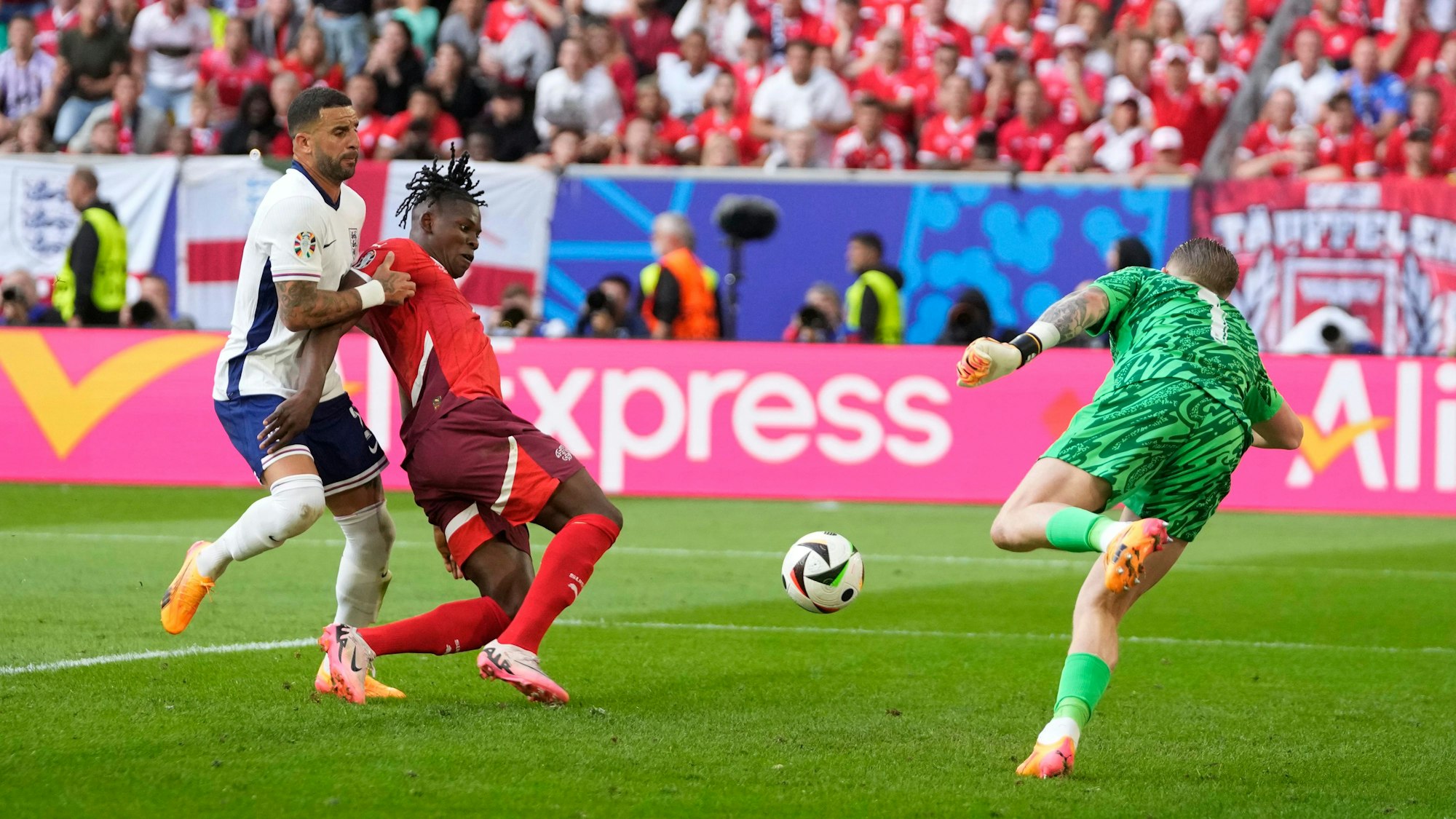 Breel Embolo trifft zur Schweizer Führung.