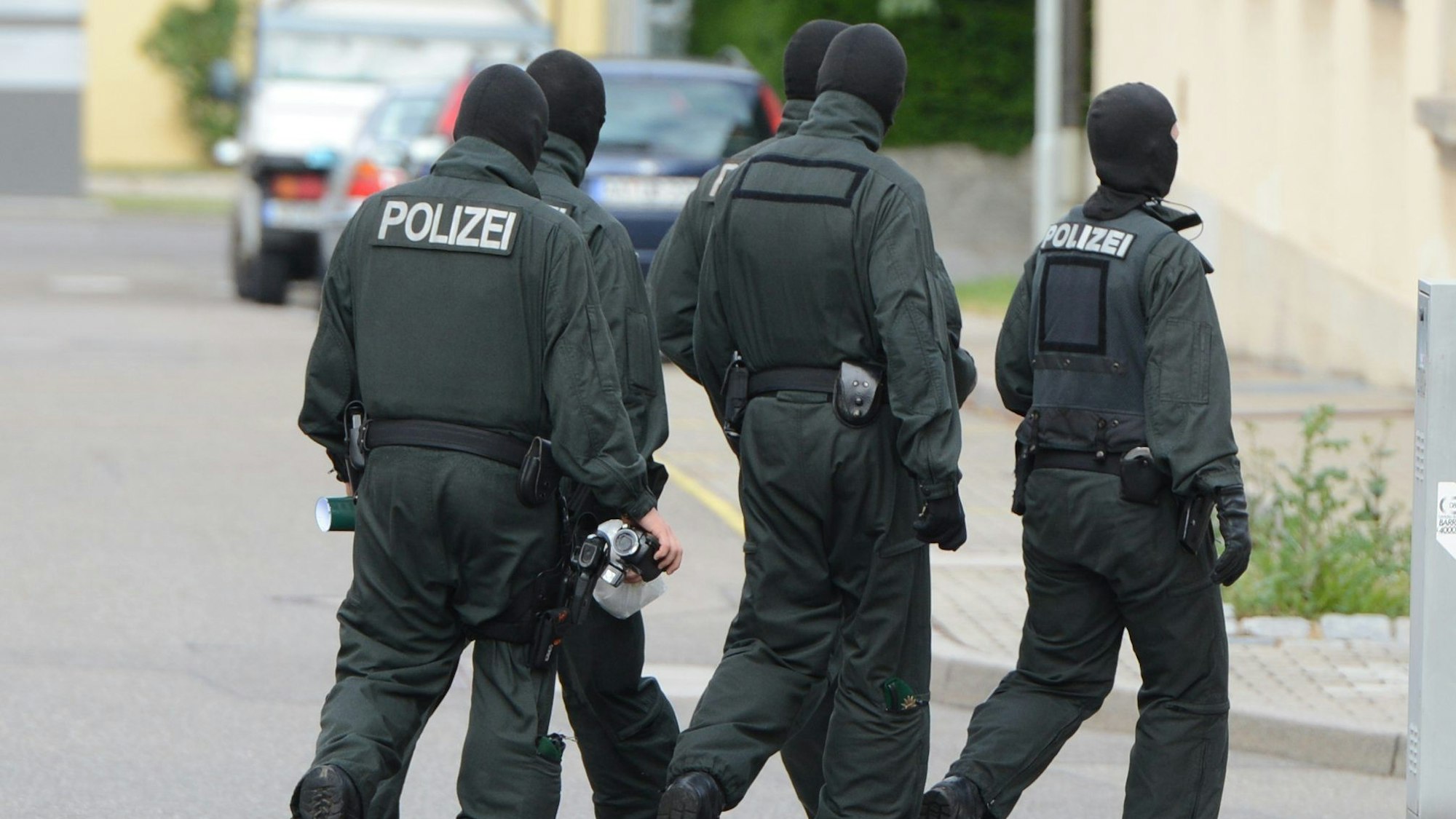 Beamte des SEK verlassen in Baden-Württemberg einen Einsatzort.