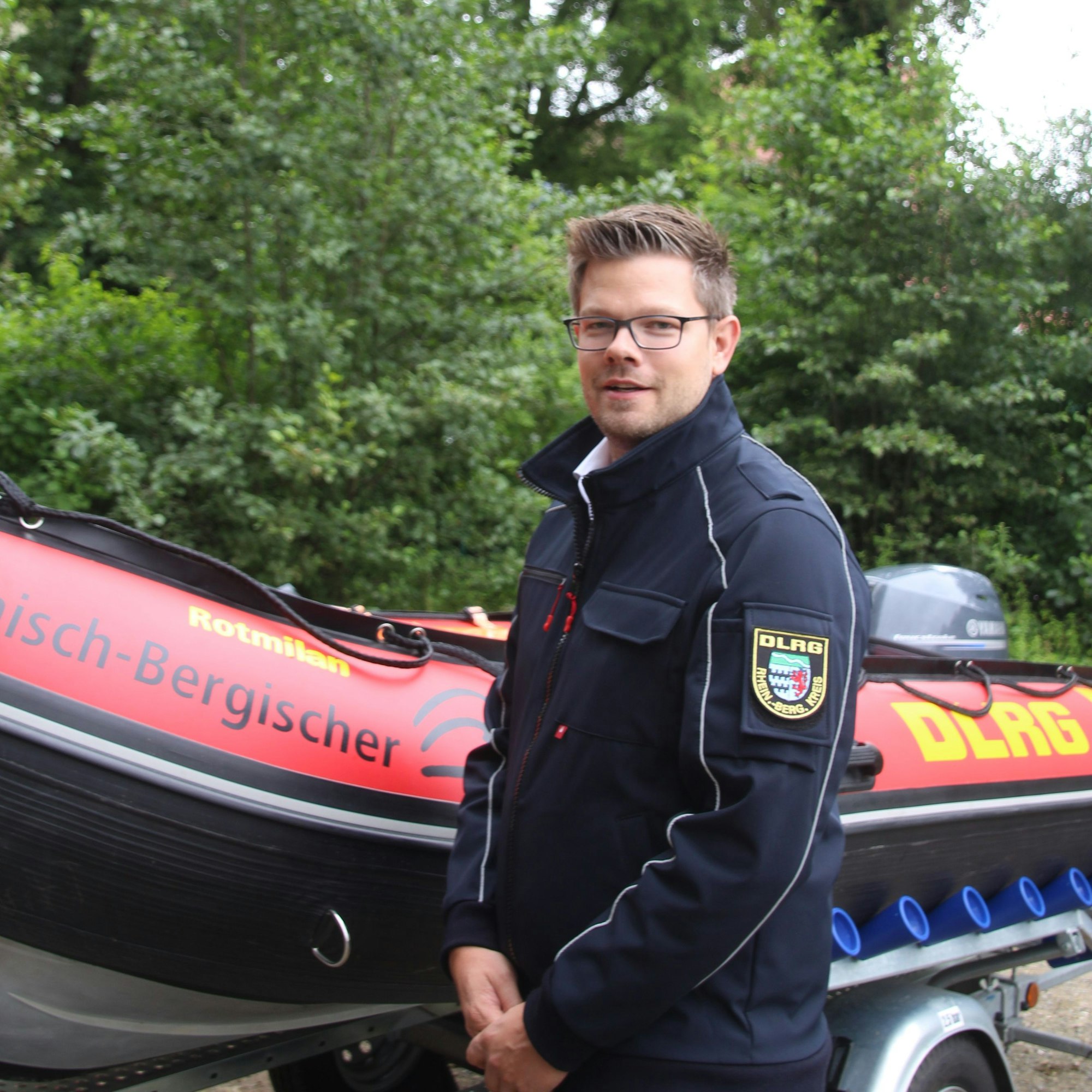 DLRG-Helfer Tobias Hohmeier aus Wermelskirchen vor dem Boot „Rotmilan“.