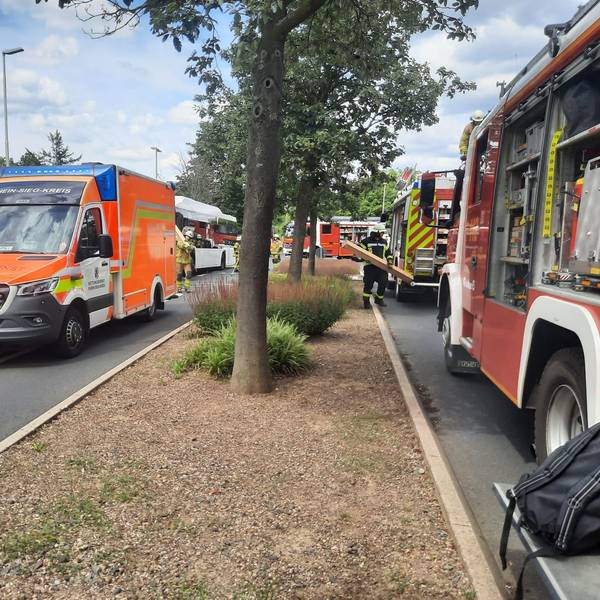 Am Siebengebirgsring ist eine junge Frau unter einen Bus geraten.