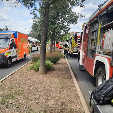 Am Siebengebirgsring ist eine junge Frau unter einen Bus geraten.
