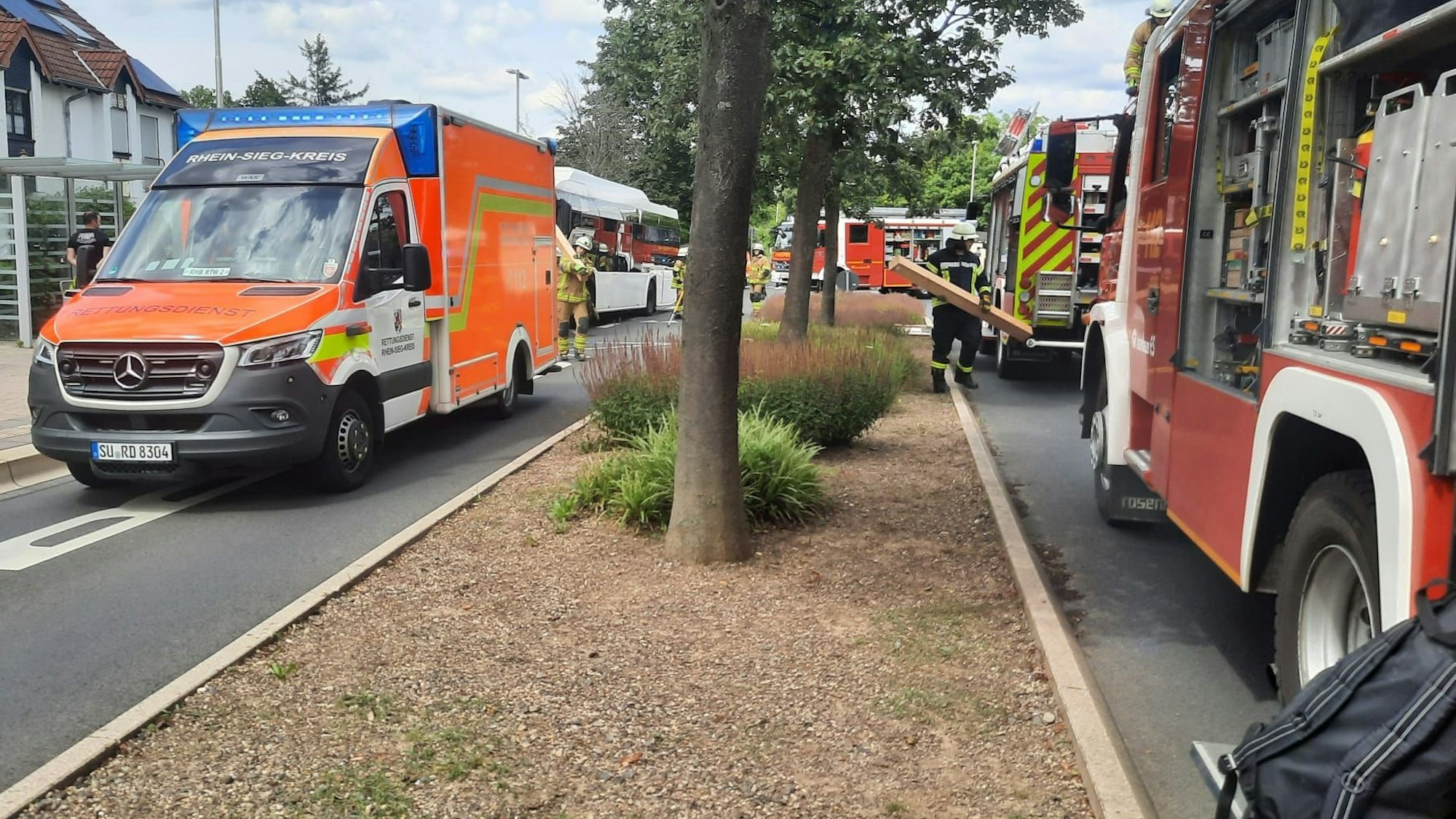 Am Siebengebirgsring ist eine junge Frau unter einen Bus geraten.
