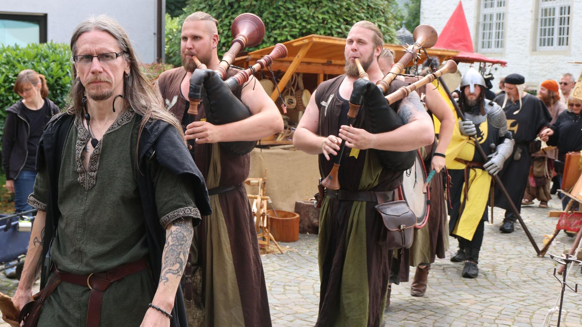 Zug der Marktleute in Denklingen.