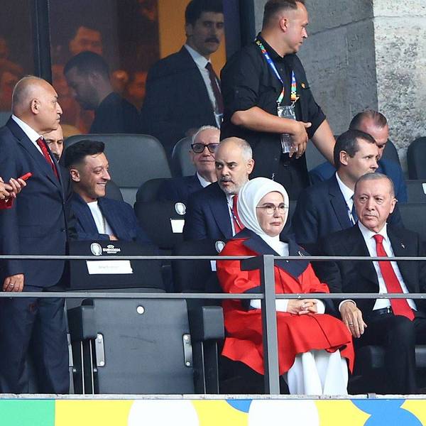 Recep Tayyip Erdogan sitzt vor Mesut Özil im Berliner Olympiastadion.