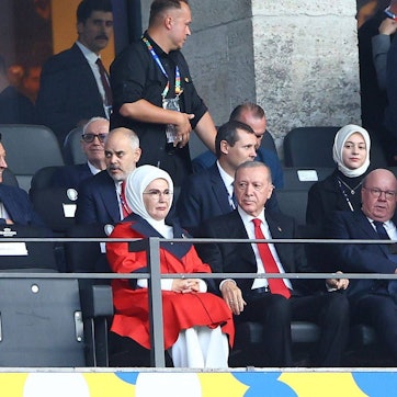 Recep Tayyip Erdogan sitzt vor Mesut Özil im Berliner Olympiastadion.