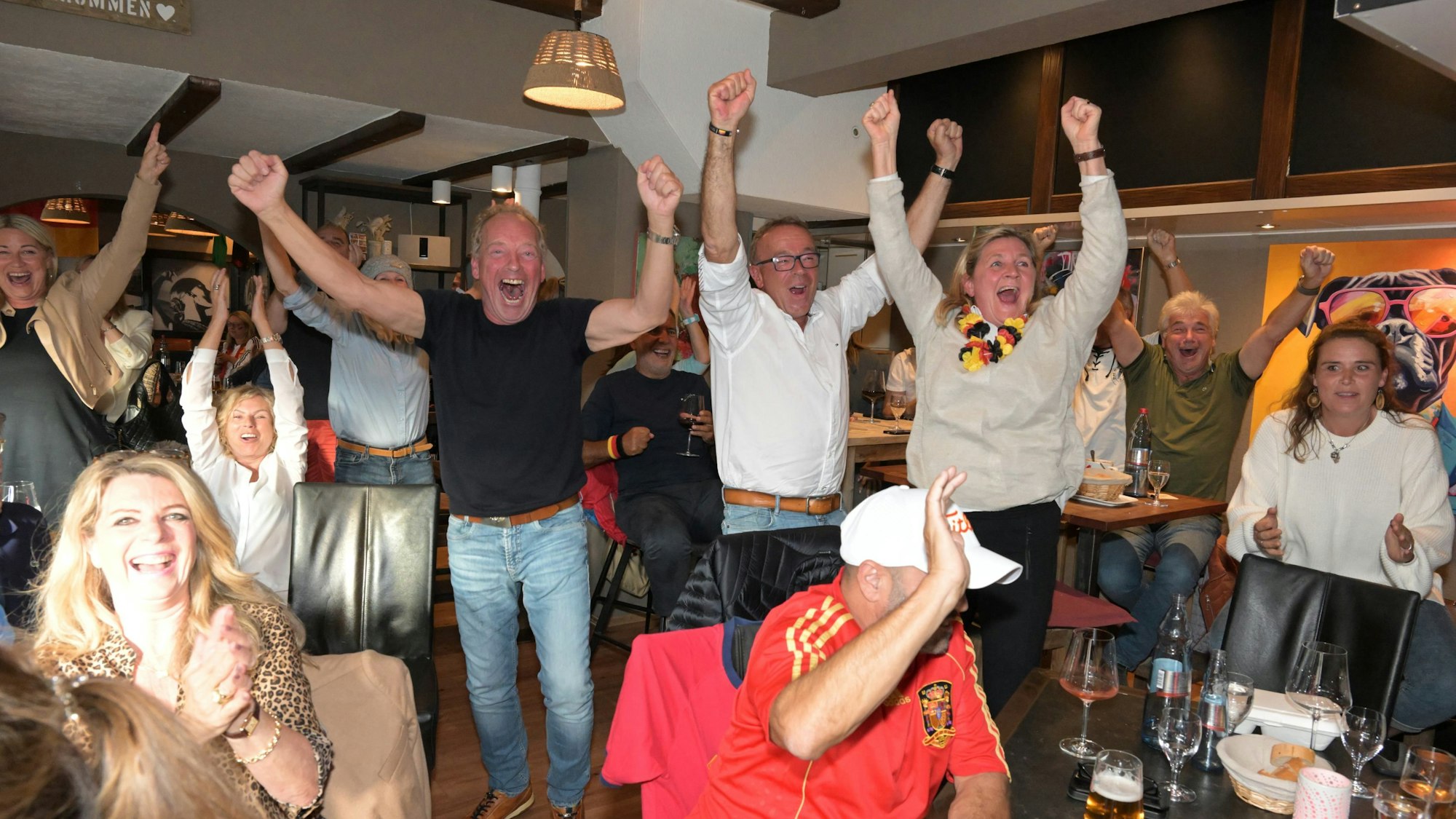 Das Foto zeigt deutsche Fans, die über ein Tor jubeln.