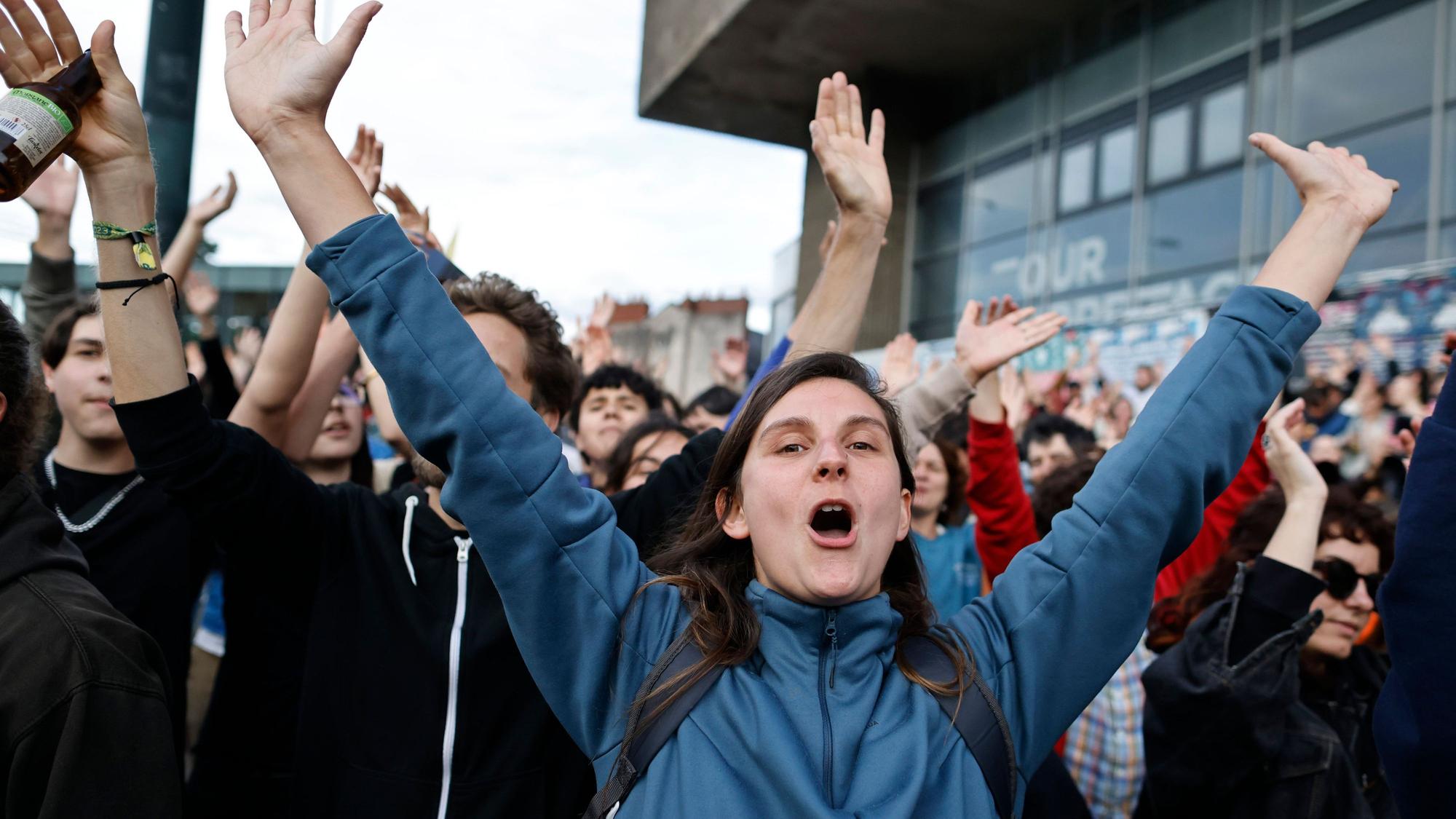 Menschen reagieren auf die ersten Hochrechnungen der zweiten Runde der Parlamentswahlen. Bei der Parlamentswahl in Frankreich liegt ersten Hochrechnungen zufolge das Linksbündnis überraschend vorn.