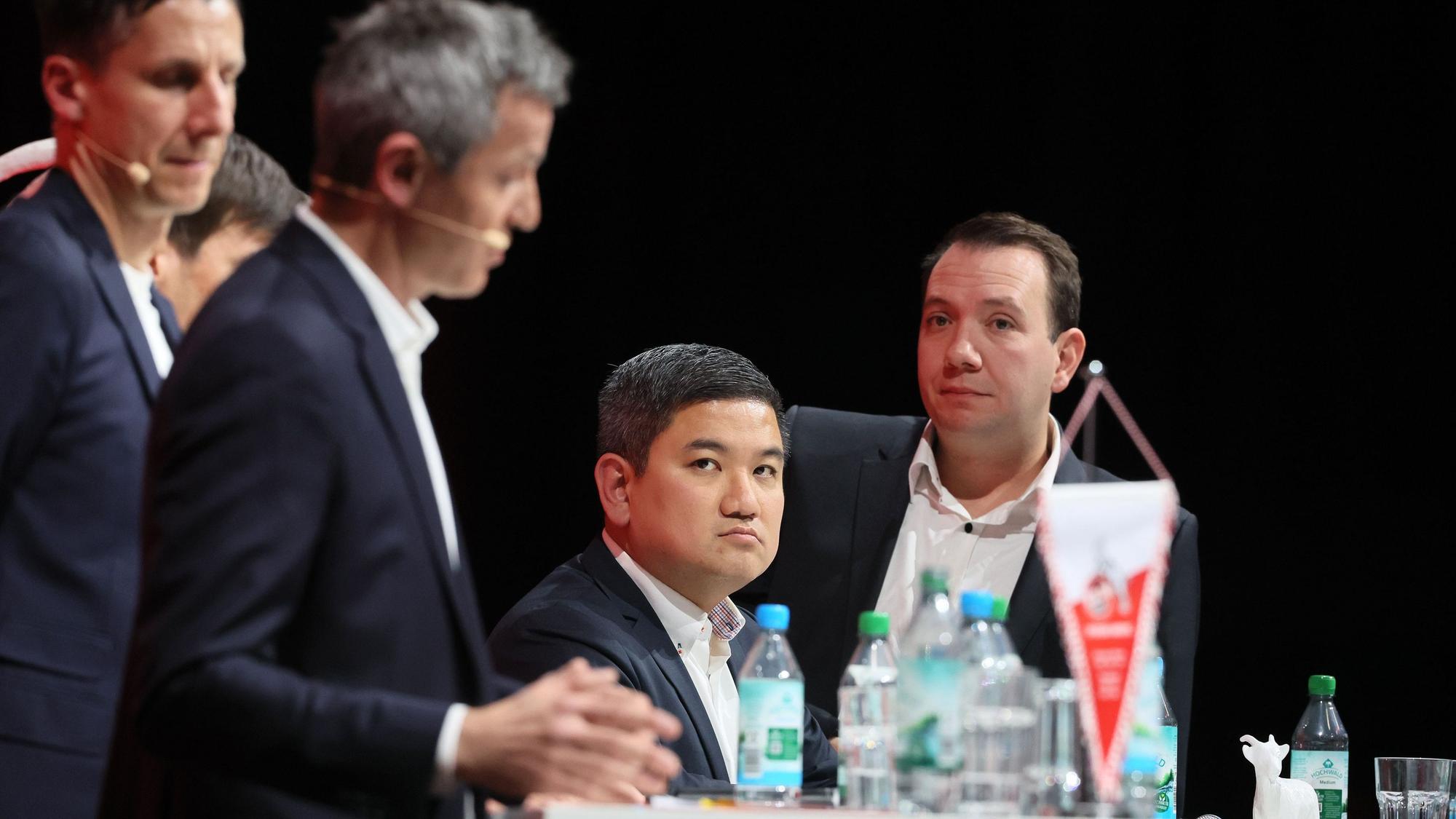 Kritische Blicke: Die Vorsitzenden des Mitgliederrates Ho-Yeon Kim (2.v.r.) und Fabian Schwab (r.) beim Mitgliederstammtisch des 1. FC Köln am 10. Januar in den MMC-Studios.