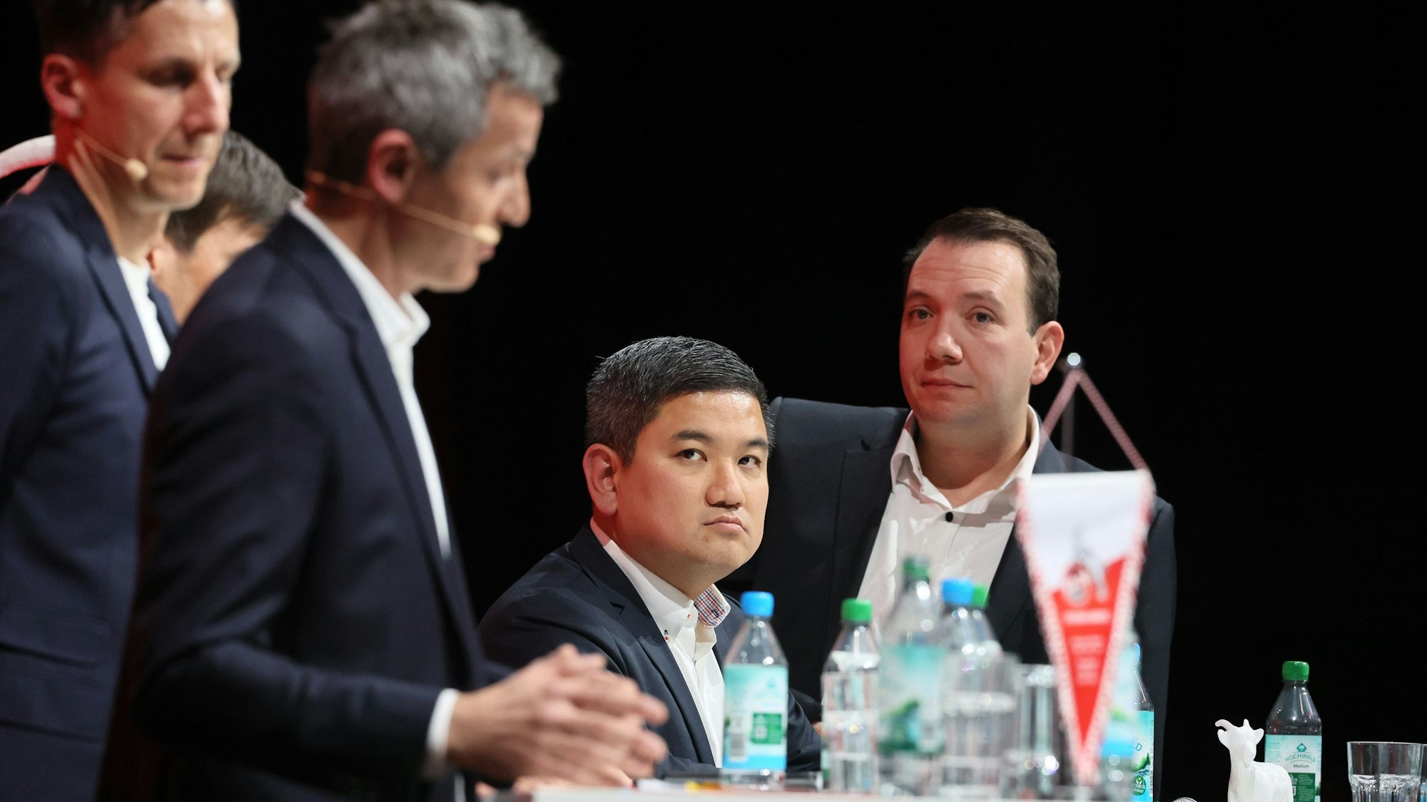 Kritische Blicke: Die Vorsitzenden des Mitgliederrates Ho-Yeon Kim (2.v.r.) und Fabian Schwab (r.) beim Mitgliederstammtisch des 1. FC Köln am 10. Januar in den MMC-Studios.