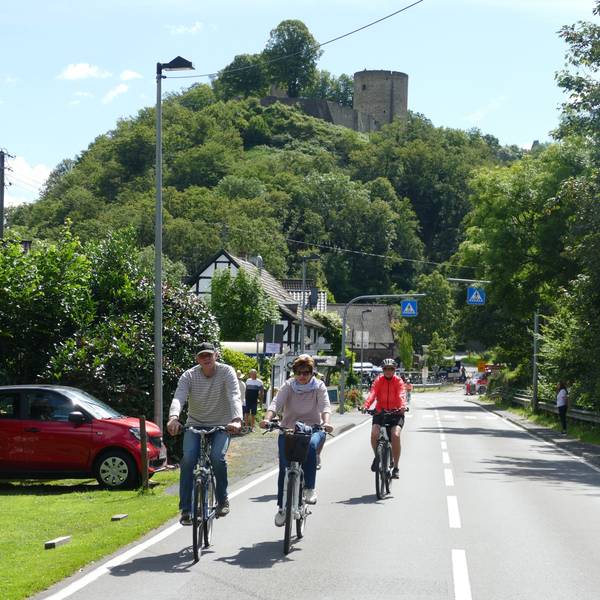Radfahrer vor Burg Blankenberg in Hennef.