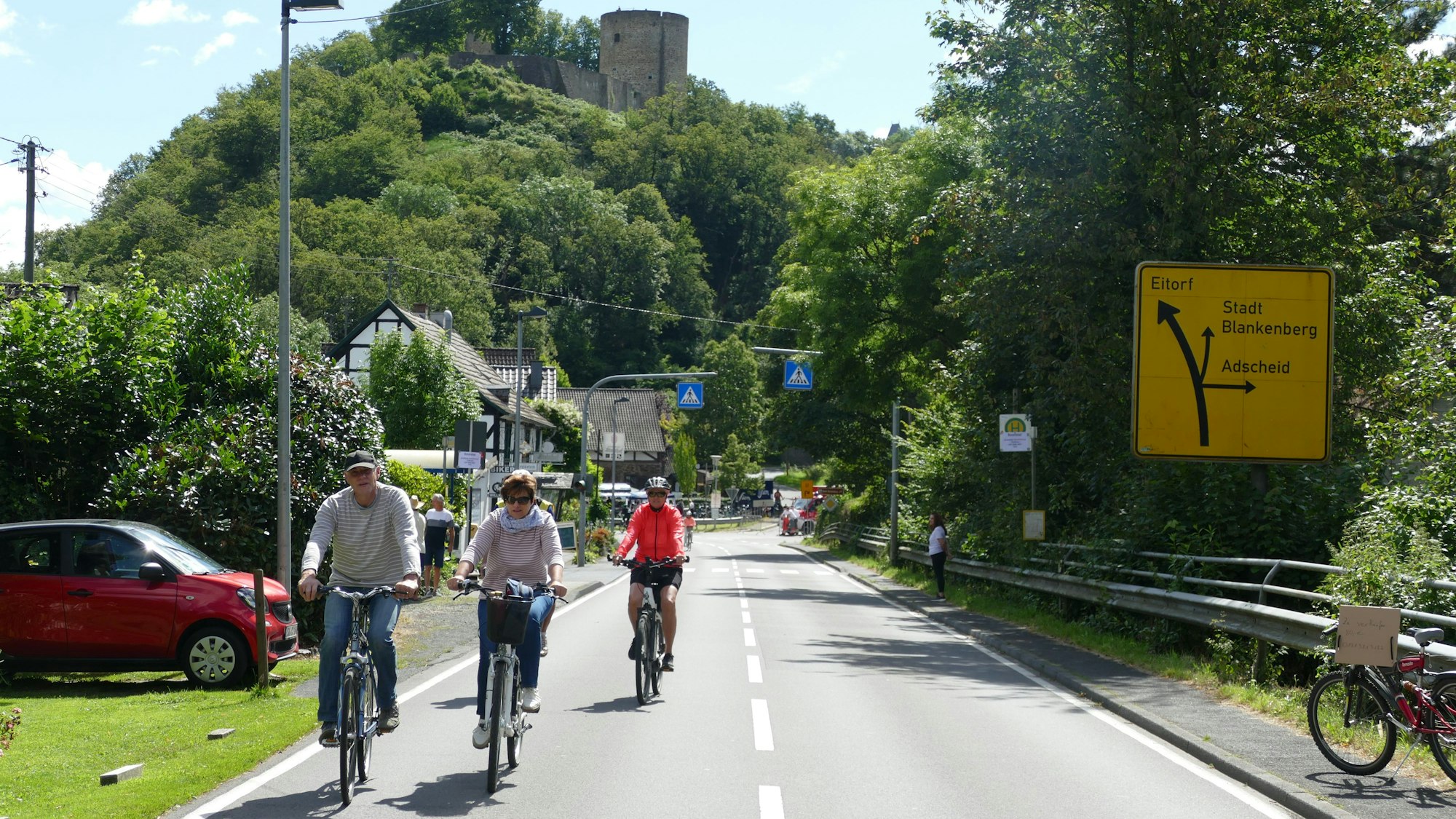 Radfahrer vor Burg Blankenberg in Hennef.