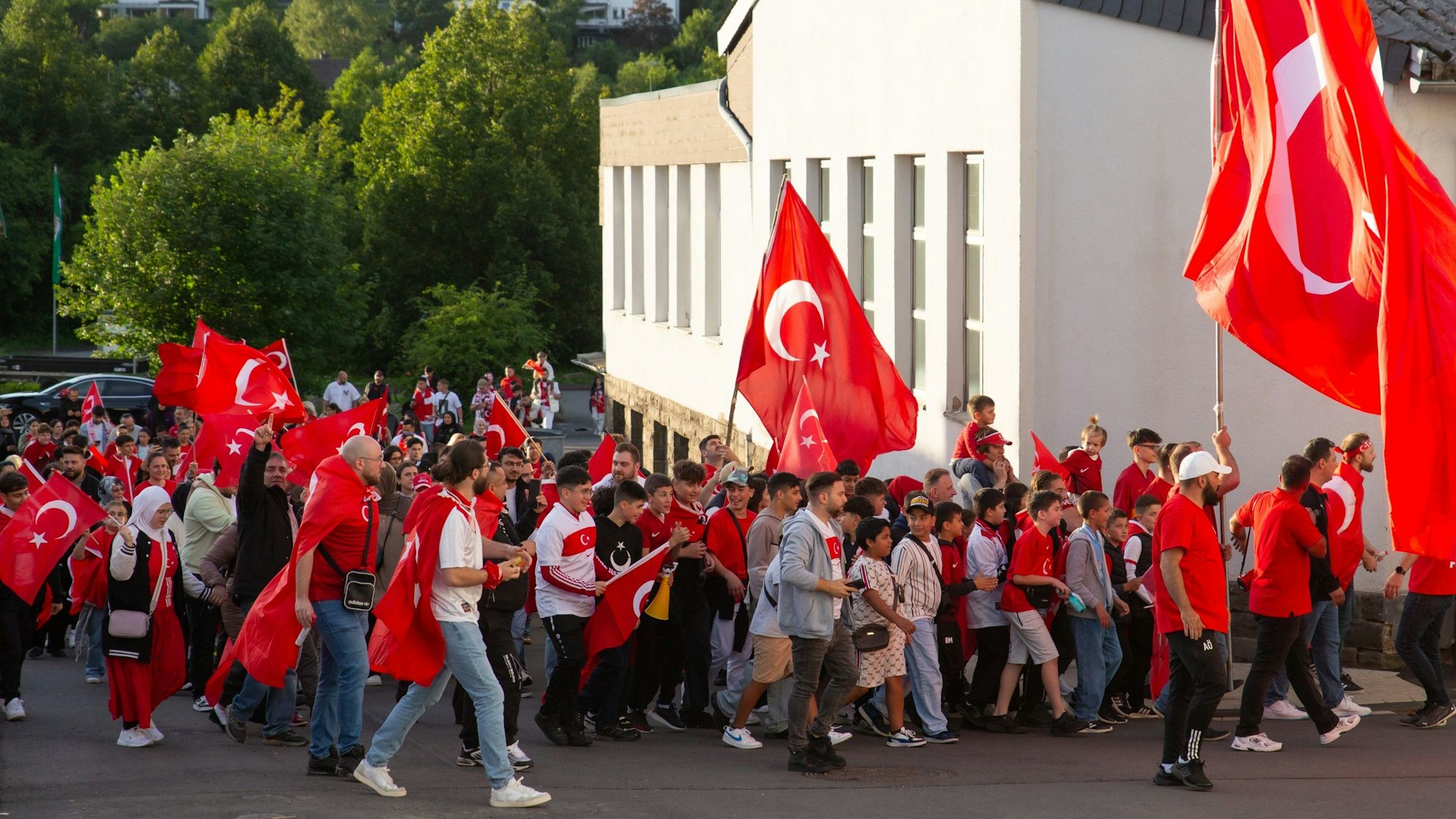 Auf der Zielgeraden: Der türkische Fantross biegt am Samstagabend in die Wiesenstraße ein und nimmt Kurs auf die Bergneustädter Moschee.