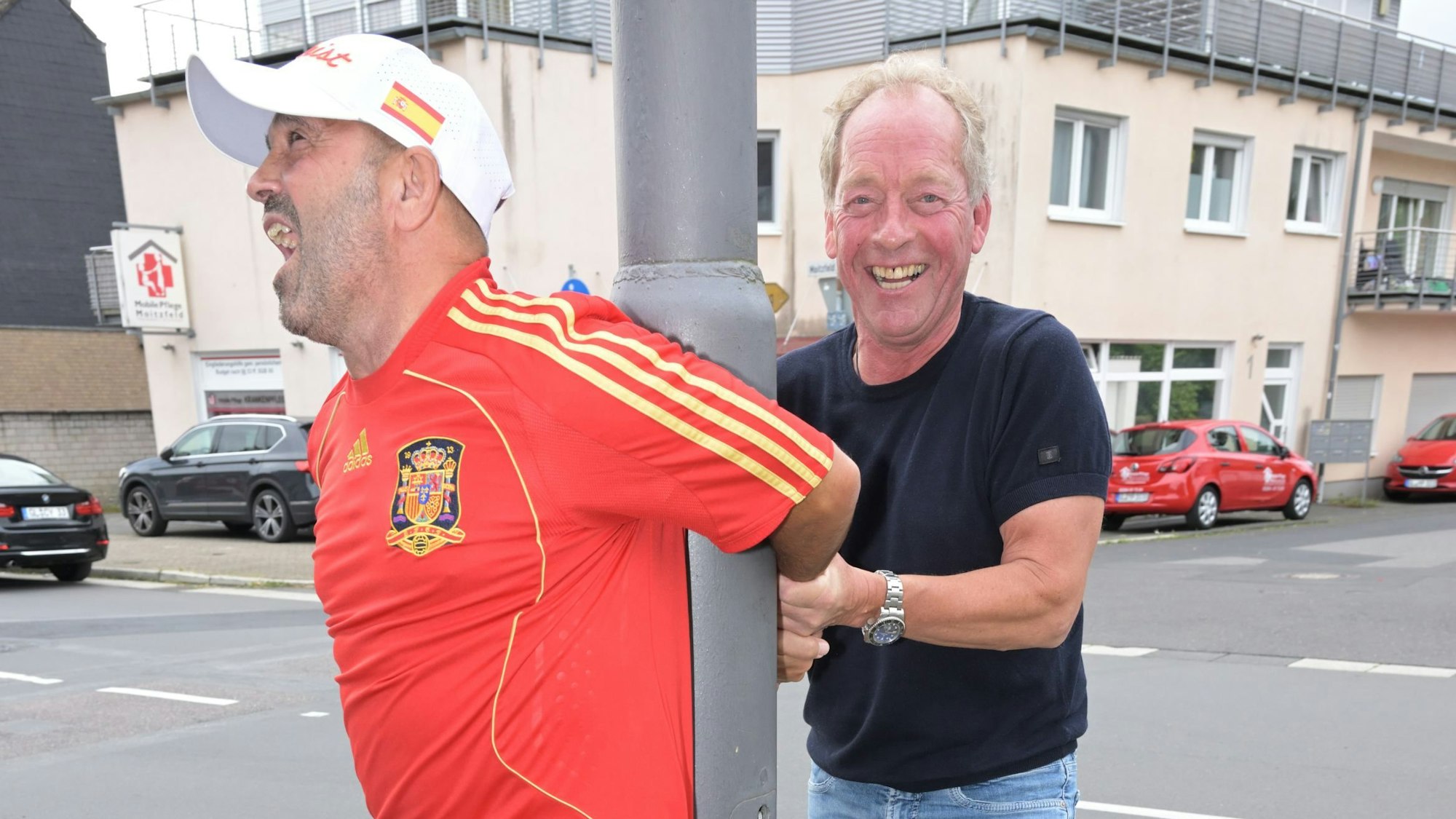 Das Foto zeigt Carlos, der von seinem Freund Wolfgang an der Laterne festgebunden wird