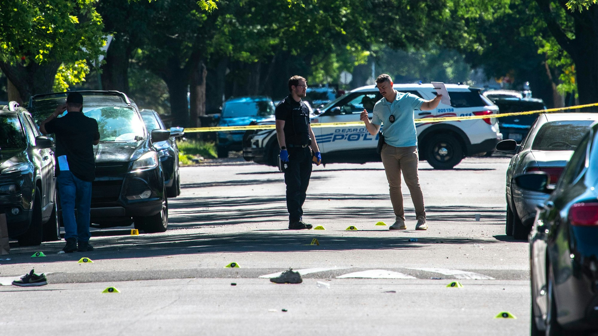 07.07.2024, USA, Detroit: Die Polizei von Detroit untersucht einen Tatort, an dem Schüsse gefallen waren. Es soll Tote und viele Verletzte geben. Foto: John T. Greilick/Detroit News/AP +++ dpa-Bildfunk +++