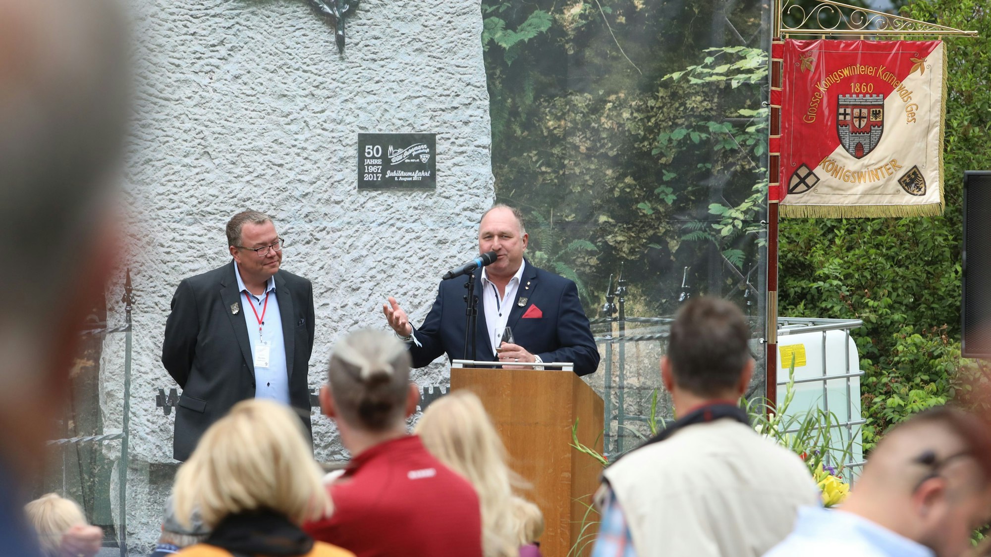 Guido Hoffmann (Präsident Große Königswinterer Karnevalsgesellschaft, links) und Ralf Schlegelmilch (Präsident Willi-Ostermann-Gesellschaft Köln).