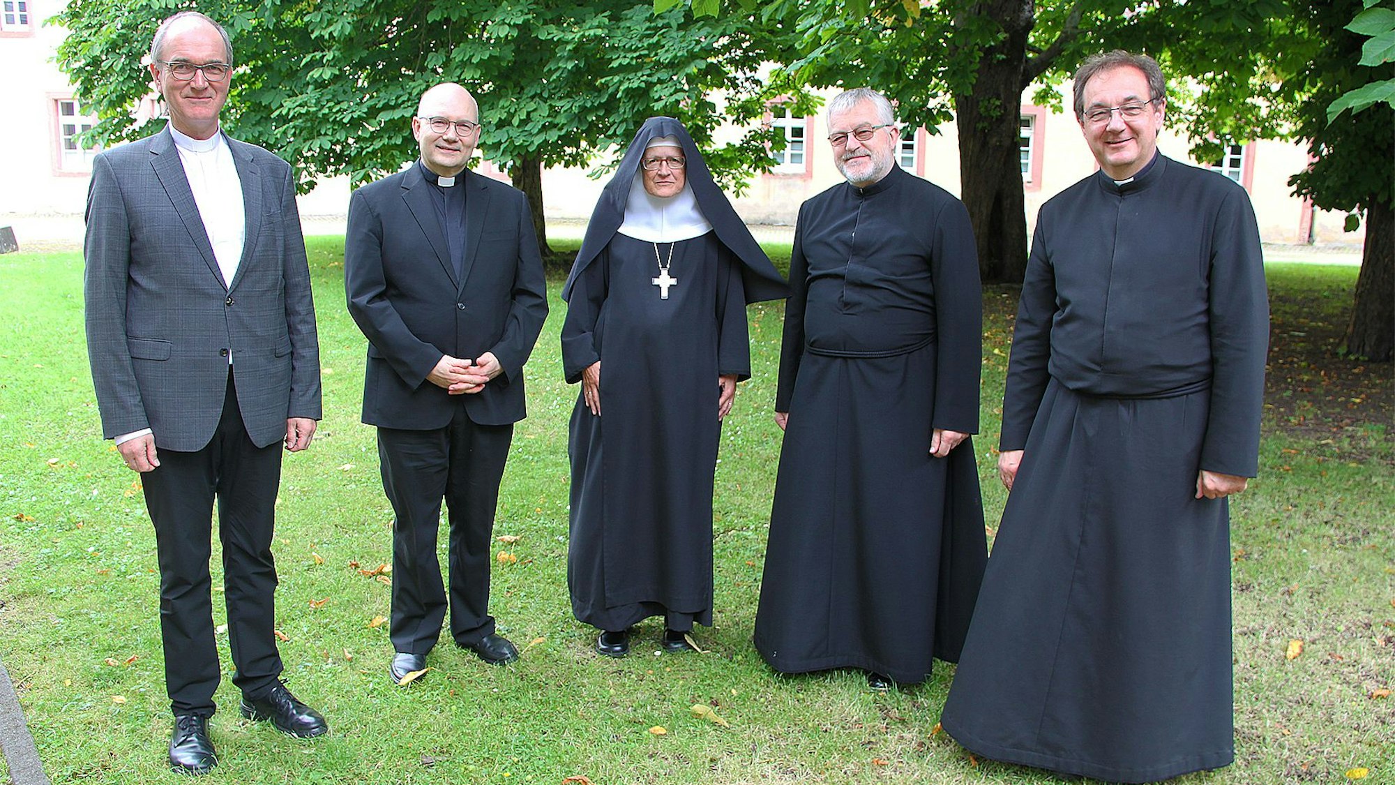 Dr. Helmut Dieser, Weihbischof Karl Borsch, Sr. Dr. Christiana Reemts OSB, Äbtissin der Abtei Mariendonk in Grefrath, P. Wieslaw Kaczor SDS, Leiter der GdG Steinfeld, und P. Paul Cyrys SDS, Superior der Salvatorianergemeinschaft in Kloster Steinfeld, haben sich für ein Foto aufgestellt.