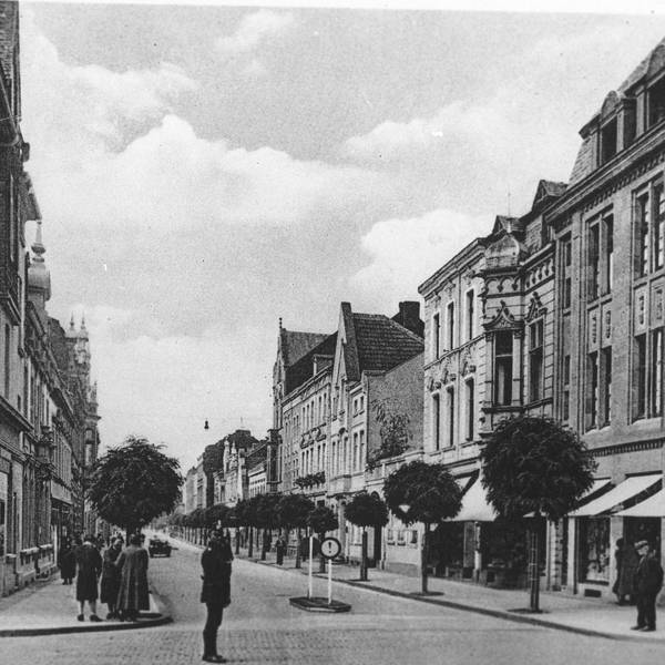 Das schwarz-weiße Bild zeigt die Wilhlemstraße früher.