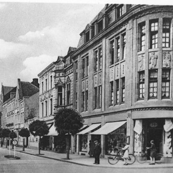 Das schwarz-weiße Bild zeigt die Wilhlemstraße früher.