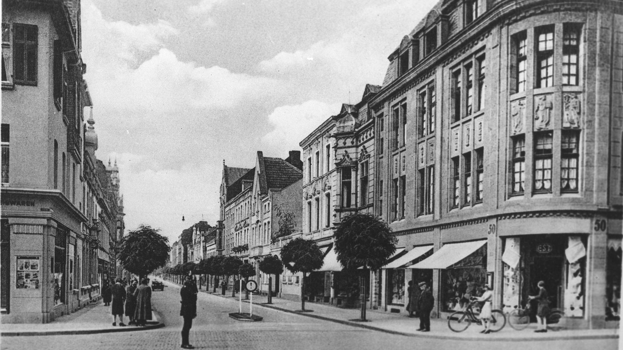 Das schwarz-weiße Bild zeigt die Wilhlemstraße früher.
