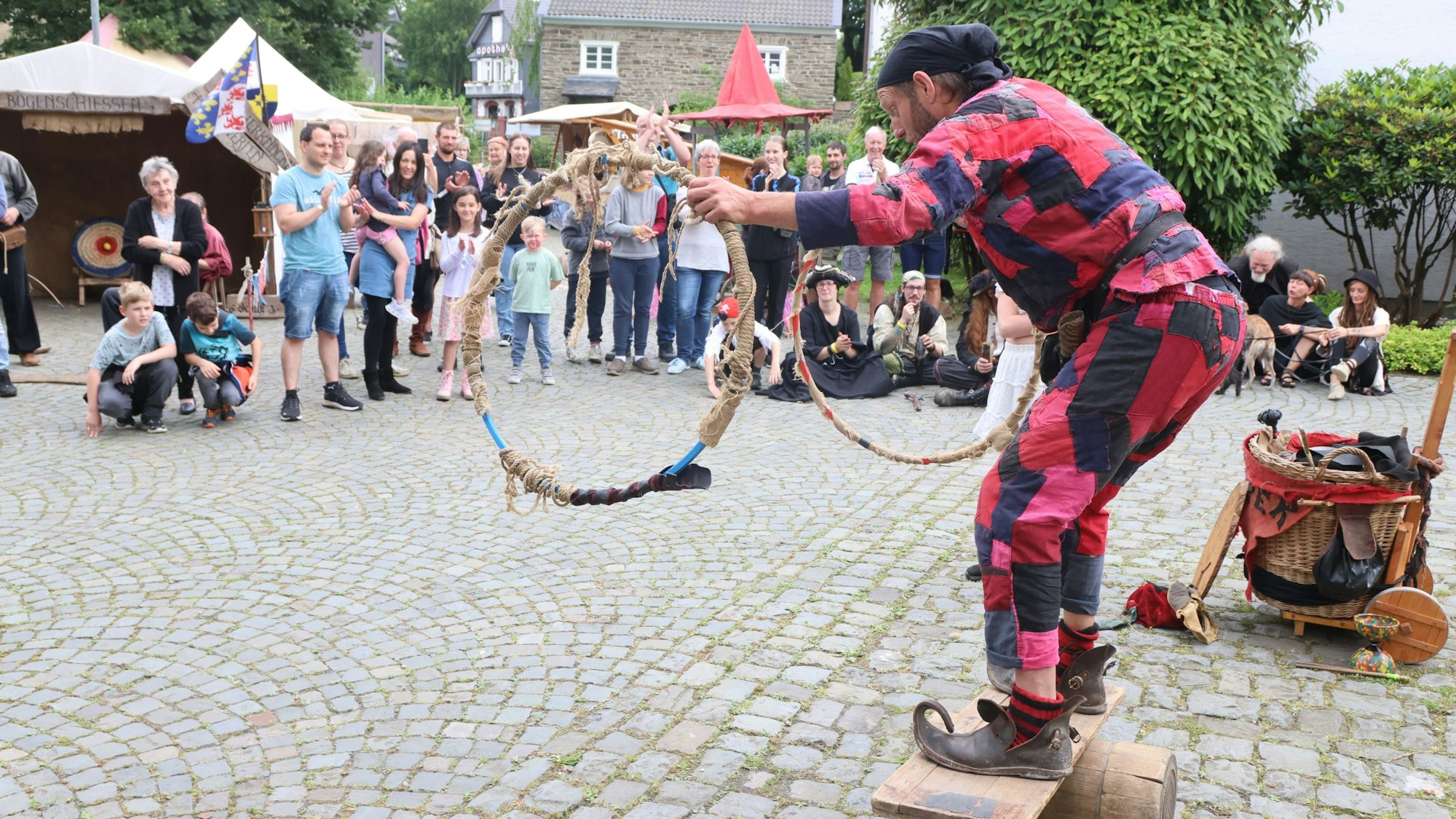 Kasper, der Gaukler, in Aktion in Denklingen.