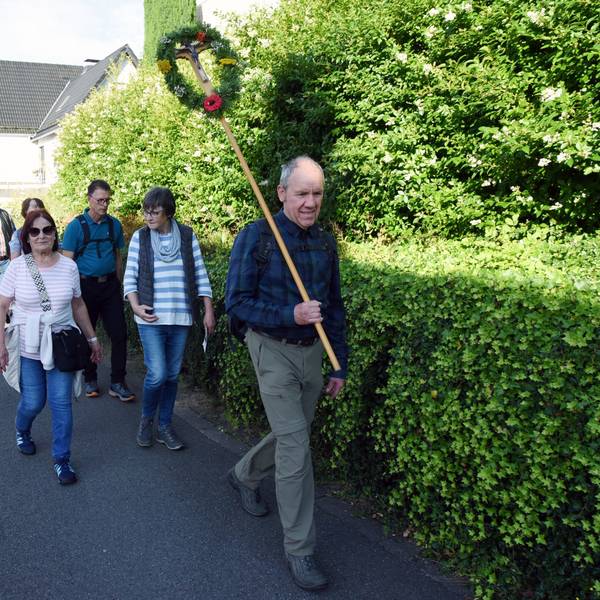 Die Pilger aus Lindlar sind auf dem Weg zur katholischen Kirche St. Mariä Heimsuchung in der Ortsmitte von Marienheide.